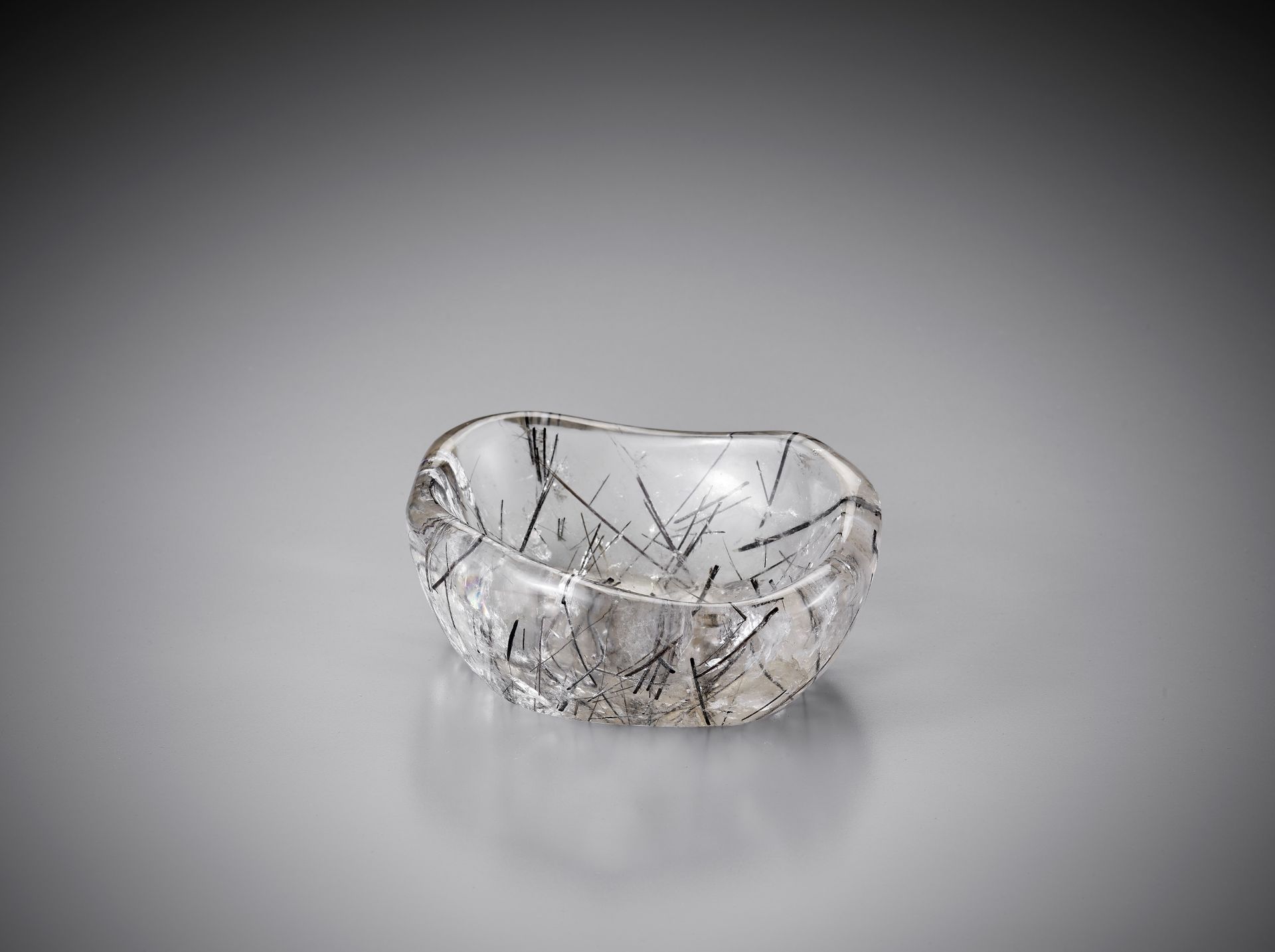A FINELY CARVED 'HAIR-CRYSTAL' BRUSH WASHER, 1750-1850 - Image 2 of 11