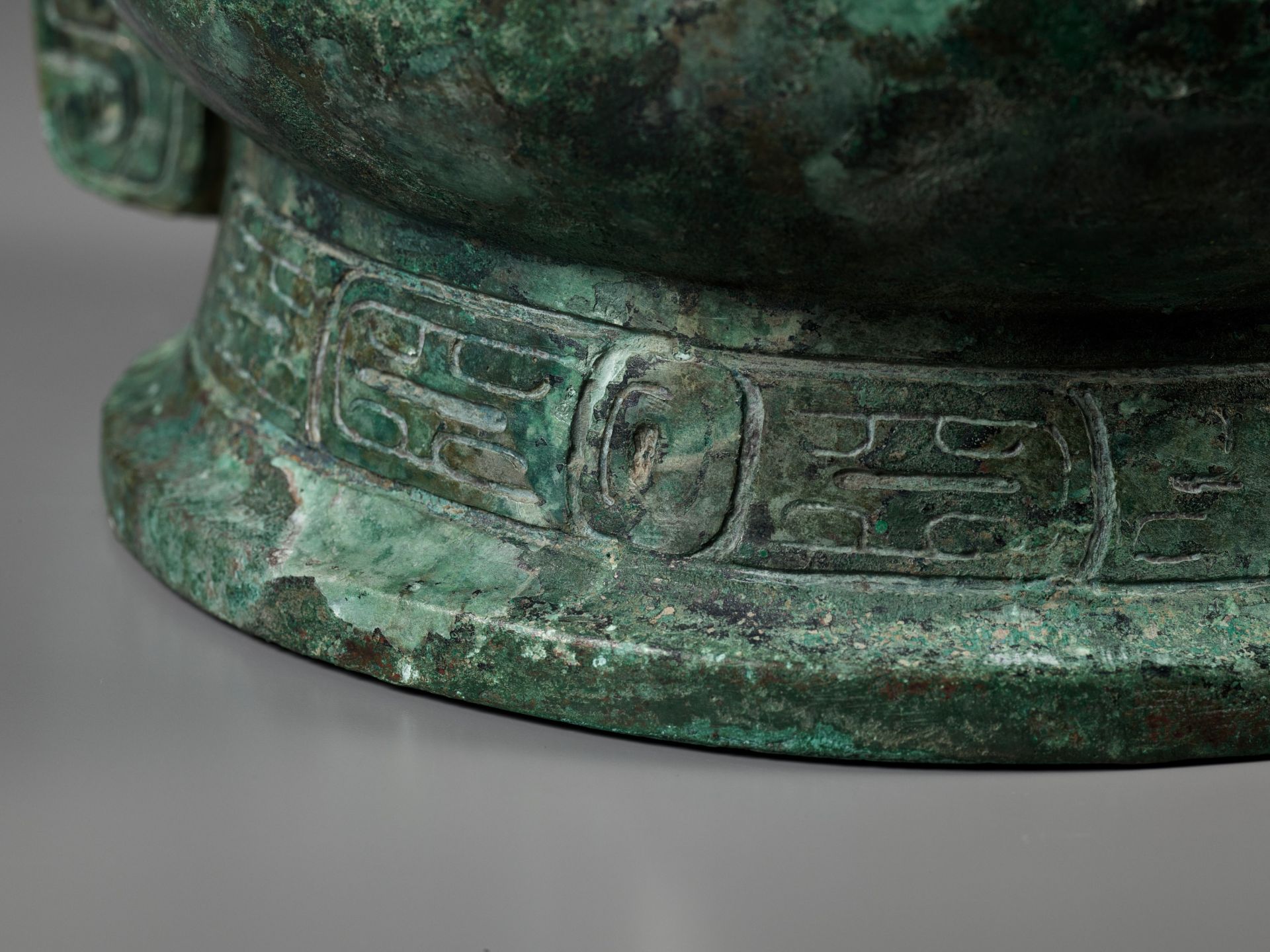 AN ARCHAIC BRONZE RITUAL FOOD VESSEL, GUI, WESTERN ZHOU DYNASTY - Image 15 of 24