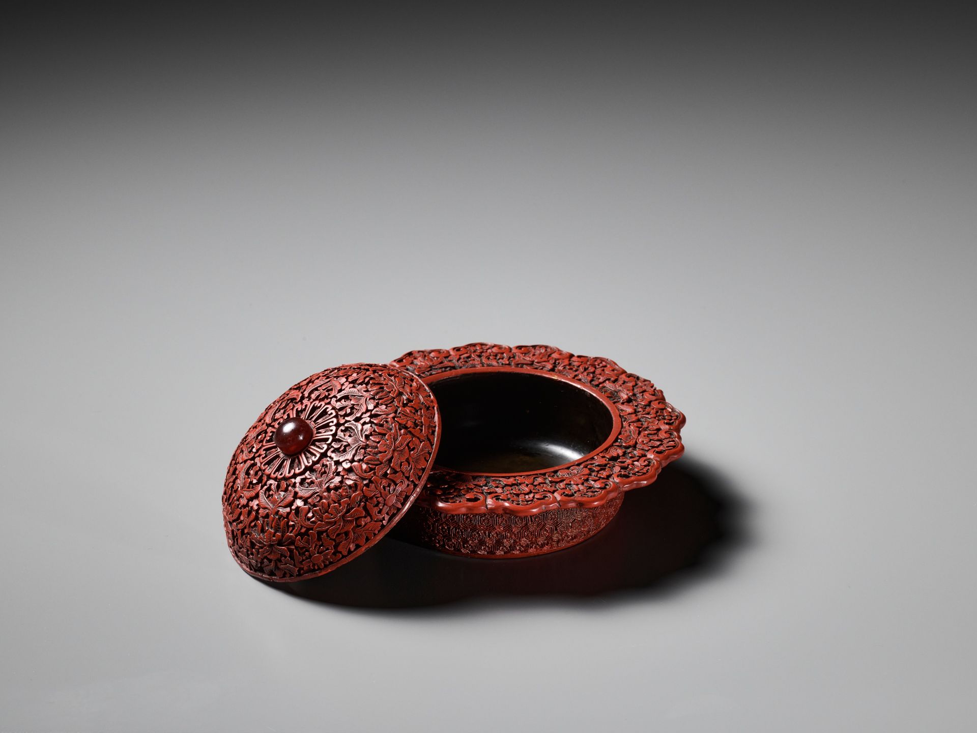 A CARVED CINNABAR LACQUER ZHADOU AND COVER, 18TH CENTURY - Image 6 of 11