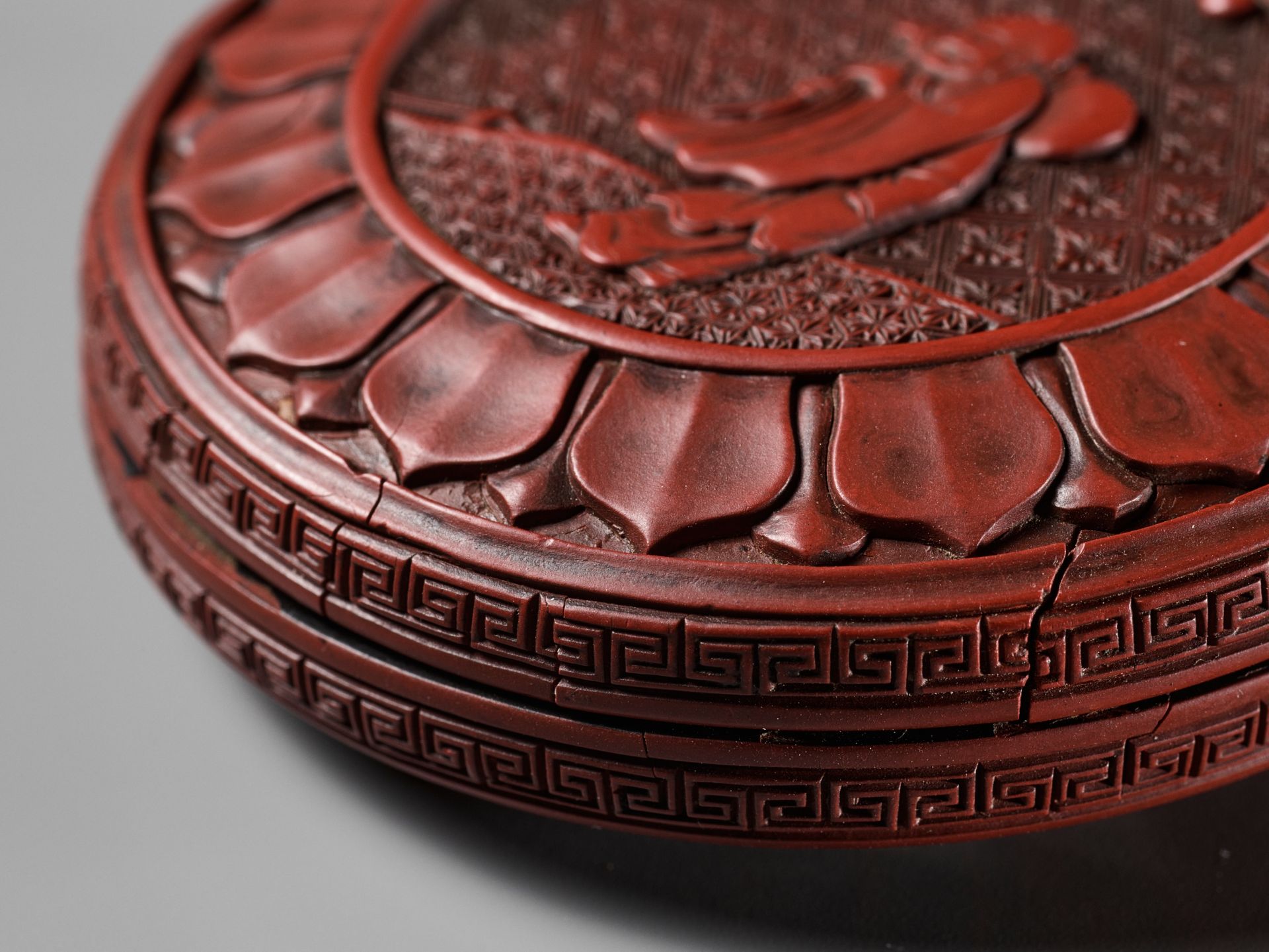 A CINNABAR LACQUER 'LUOHAN' BOX AND COVER, YUAN TO EARLY MING DYNASTY - Bild 2 aus 14