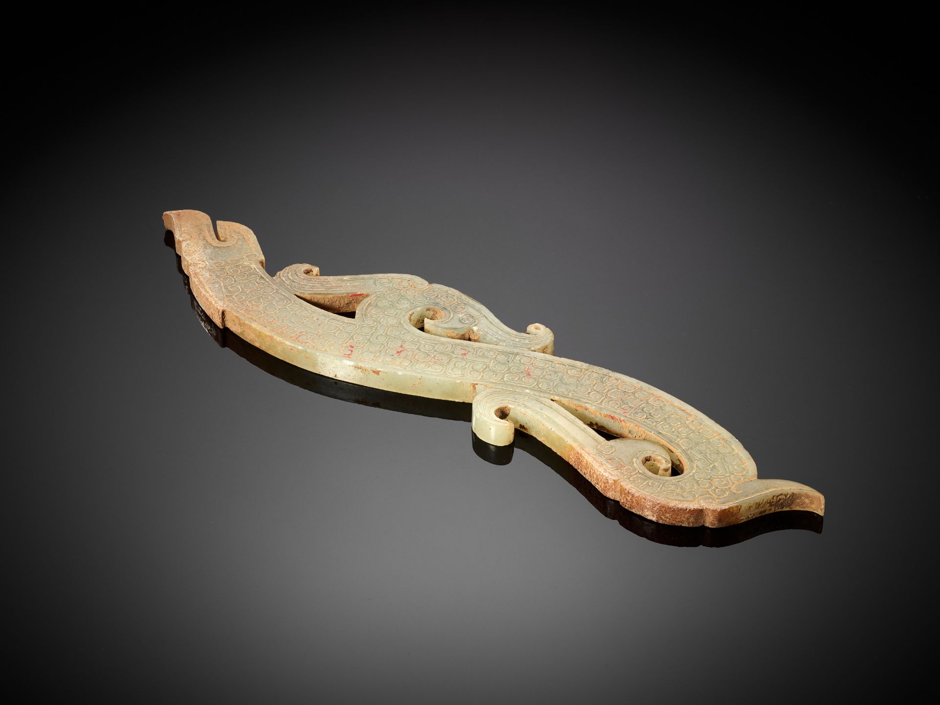 A LARGE CELADON JADE 'DRAGON' PENDANT, EASTERN ZHOU DYNASTY - Image 6 of 8