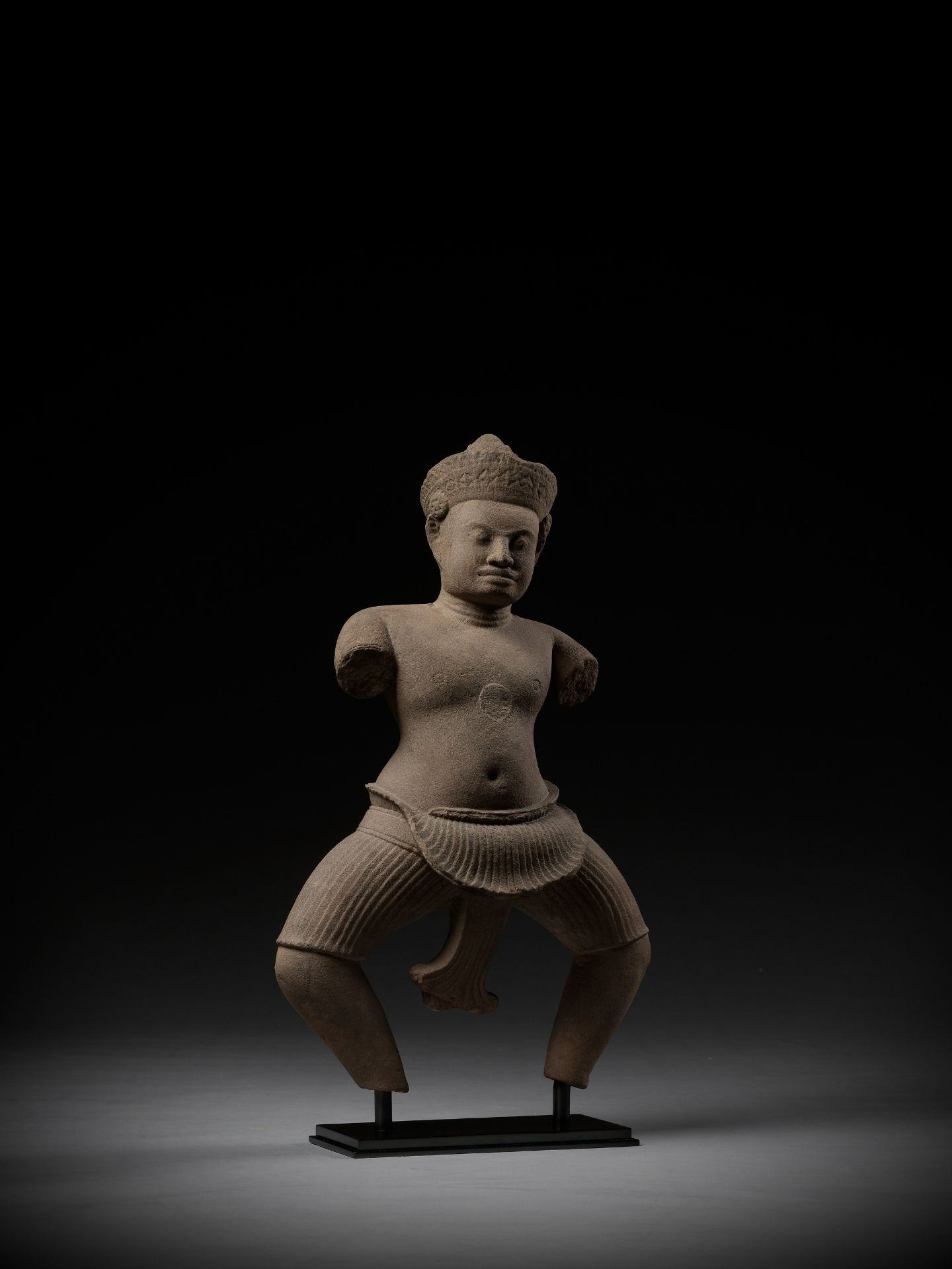 A SANDSTONE FIGURE OF A DVARAPALA, KOH KER STYLE, ANGKOR PERIOD - Image 11 of 12