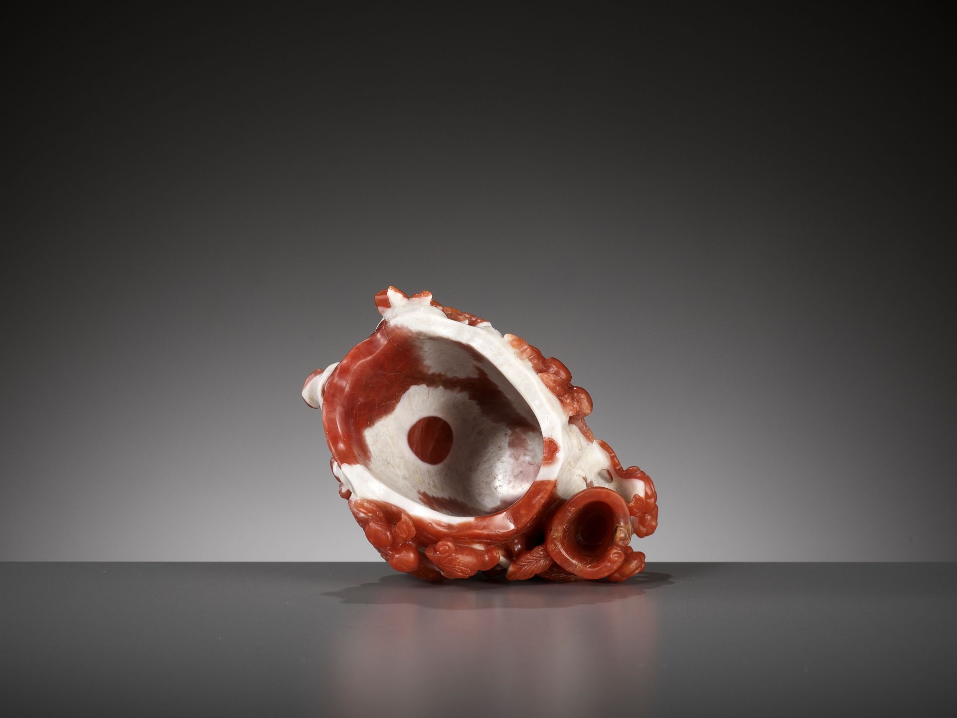 A CARNELIAN AGATE 'PHOENIX AND LINGZHI' VASE, QING DYNASTY - Image 10 of 11