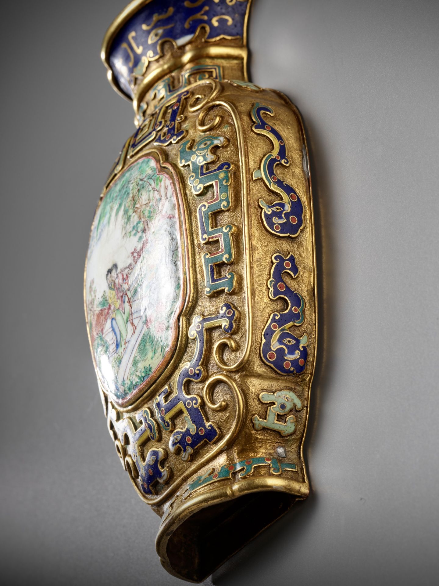 A CHAMPLEVE AND ENAMEL WALL VASE, GUANGDONG TRIBUTE TO THE IMPERIAL COURT, QIANLONG - Image 8 of 10