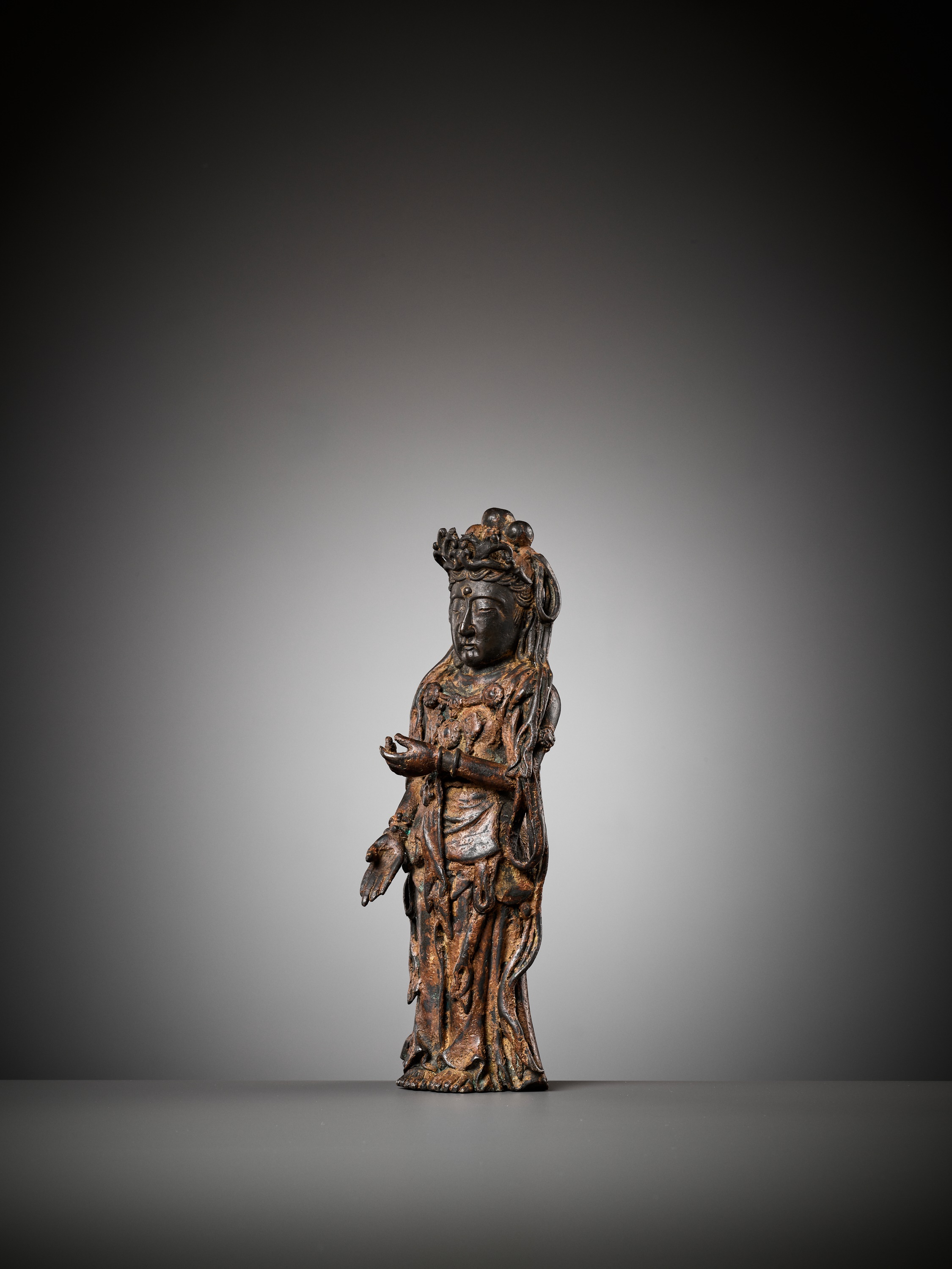 AN EXCEEDINGLY RARE BRONZE FIGURE OF GUANYIN, DALI KINGDOM, 12TH - MID-13TH CENTURY - Bild 16 aus 20