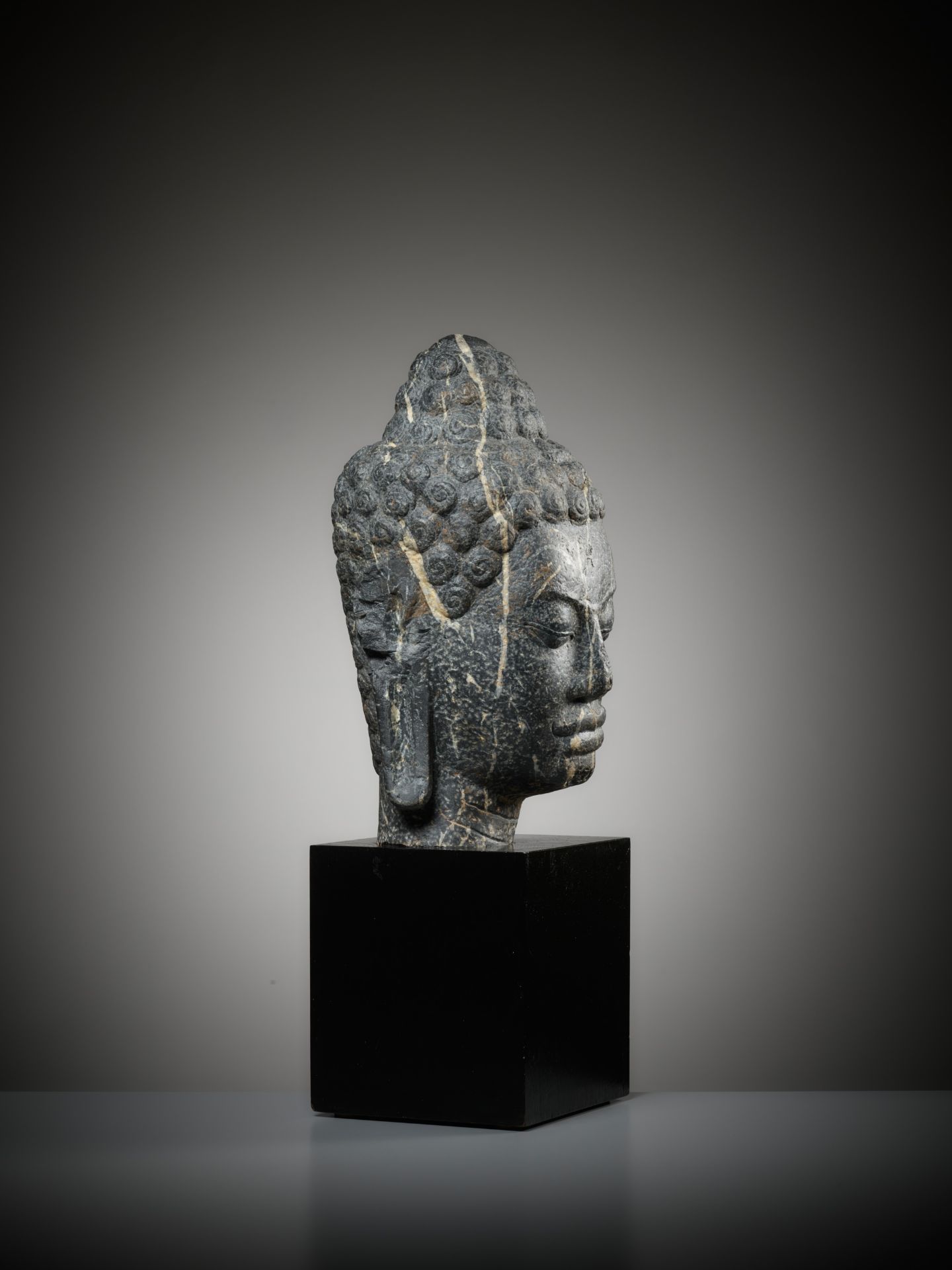 A MONUMENTAL STONE HEAD OF BUDDHA, MON-DVARAVATI PERIOD - Image 9 of 13