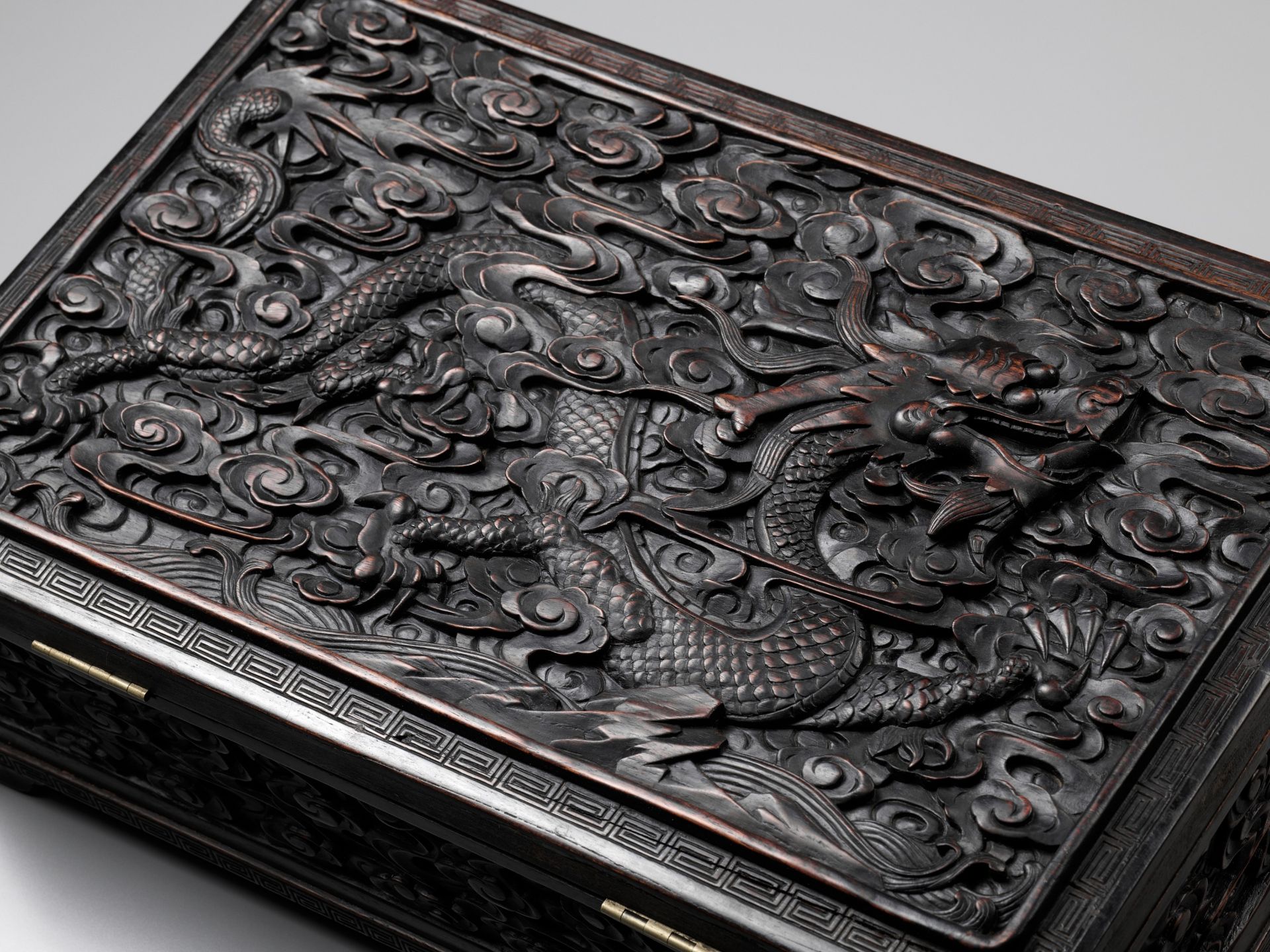 AN IMPERIAL 'DRAGON' HARDWOOD CHEST, COMMEMORATING THE RENOVATION OF THE JADE PEAK PAGODA BY EMPEROR - Image 9 of 11