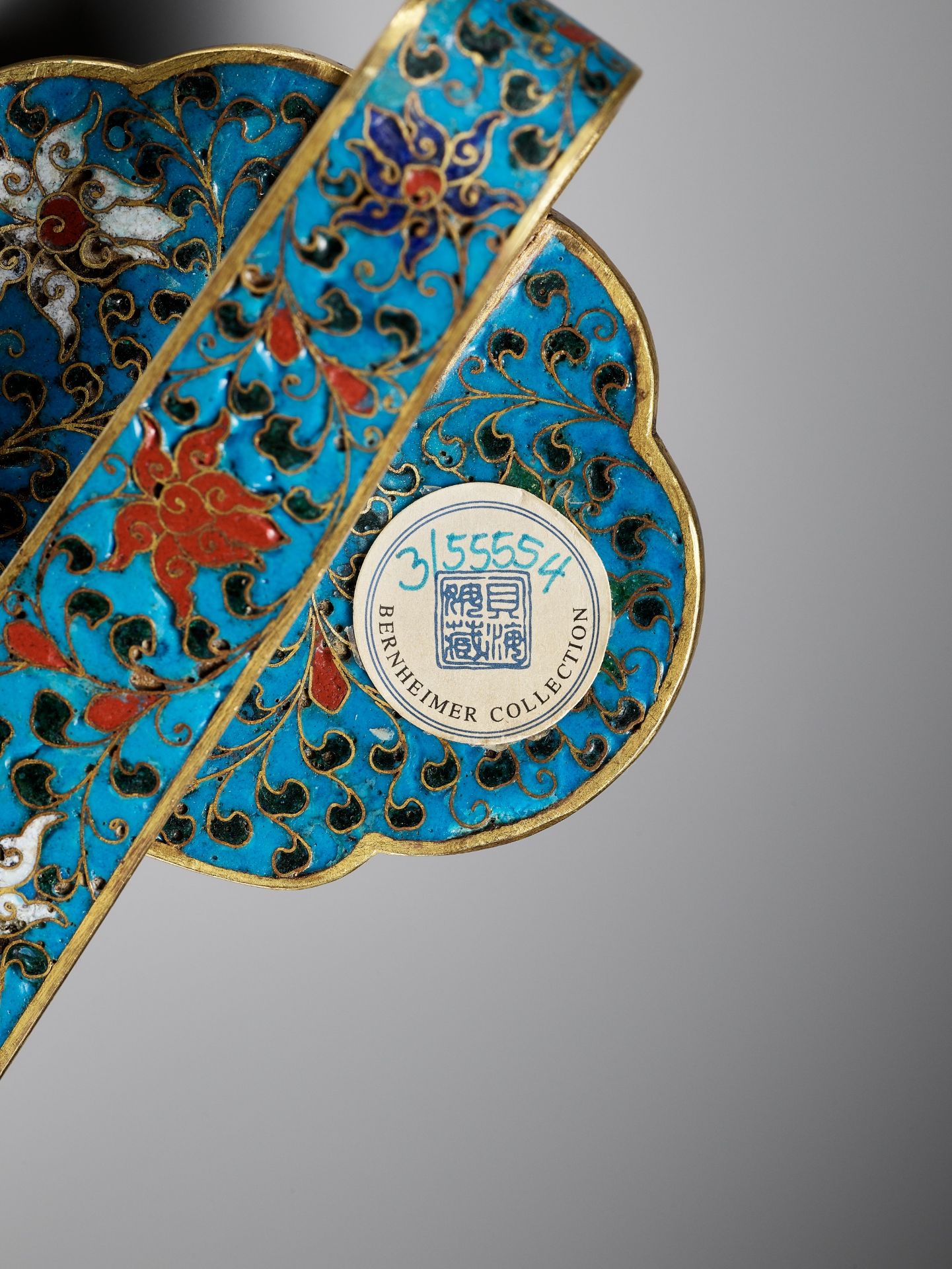 A CLOISONNE ENAMEL RUYI SCEPTER, EARLY QING DYNASTY - Image 2 of 15