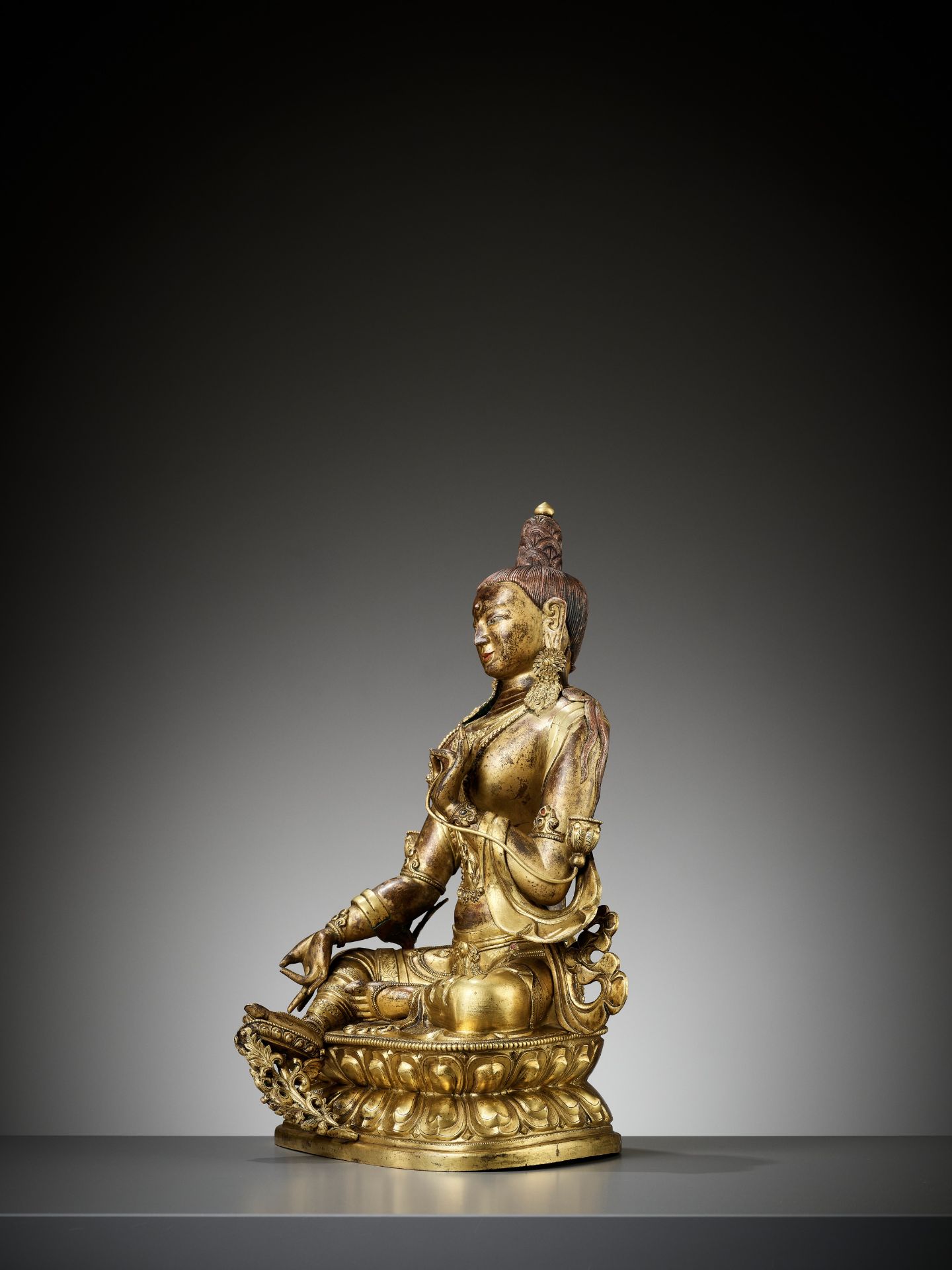 A CAST AND REPOUSSE GILT COPPER ALLOY FIGURE OF GREEN TARA, QIANLONG PERIOD - Image 13 of 18