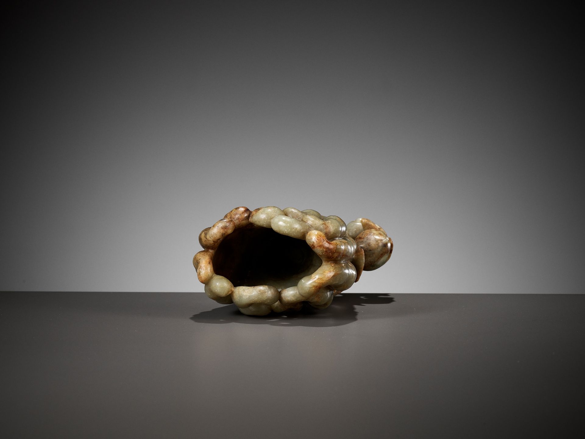 A CELADON AND RUSSET JADE 'FINGER CITRON' VASE, 17TH - 18TH CENTURY - Image 10 of 13