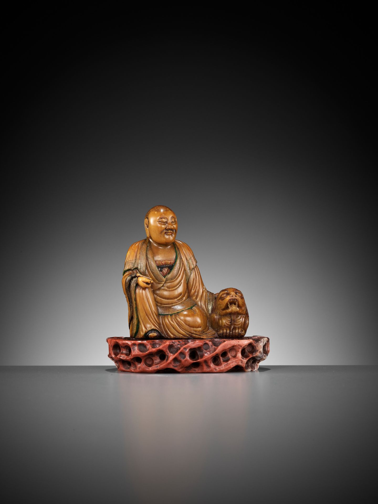 A SOAPSTONE FIGURE OF A LUOHAN WITH A BUDDHIST LION, 18TH CENTURY - Bild 12 aus 14