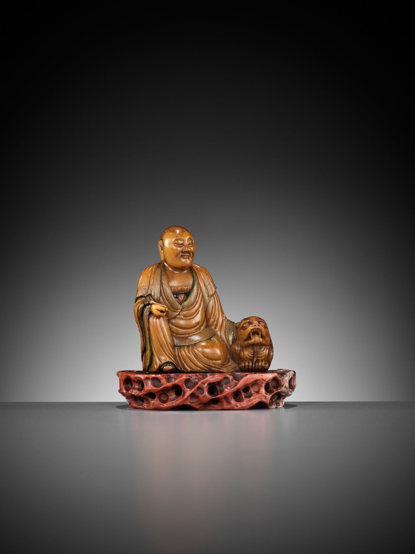 A SOAPSTONE FIGURE OF A LUOHAN WITH A BUDDHIST LION, 18TH CENTURY - Image 12 of 14