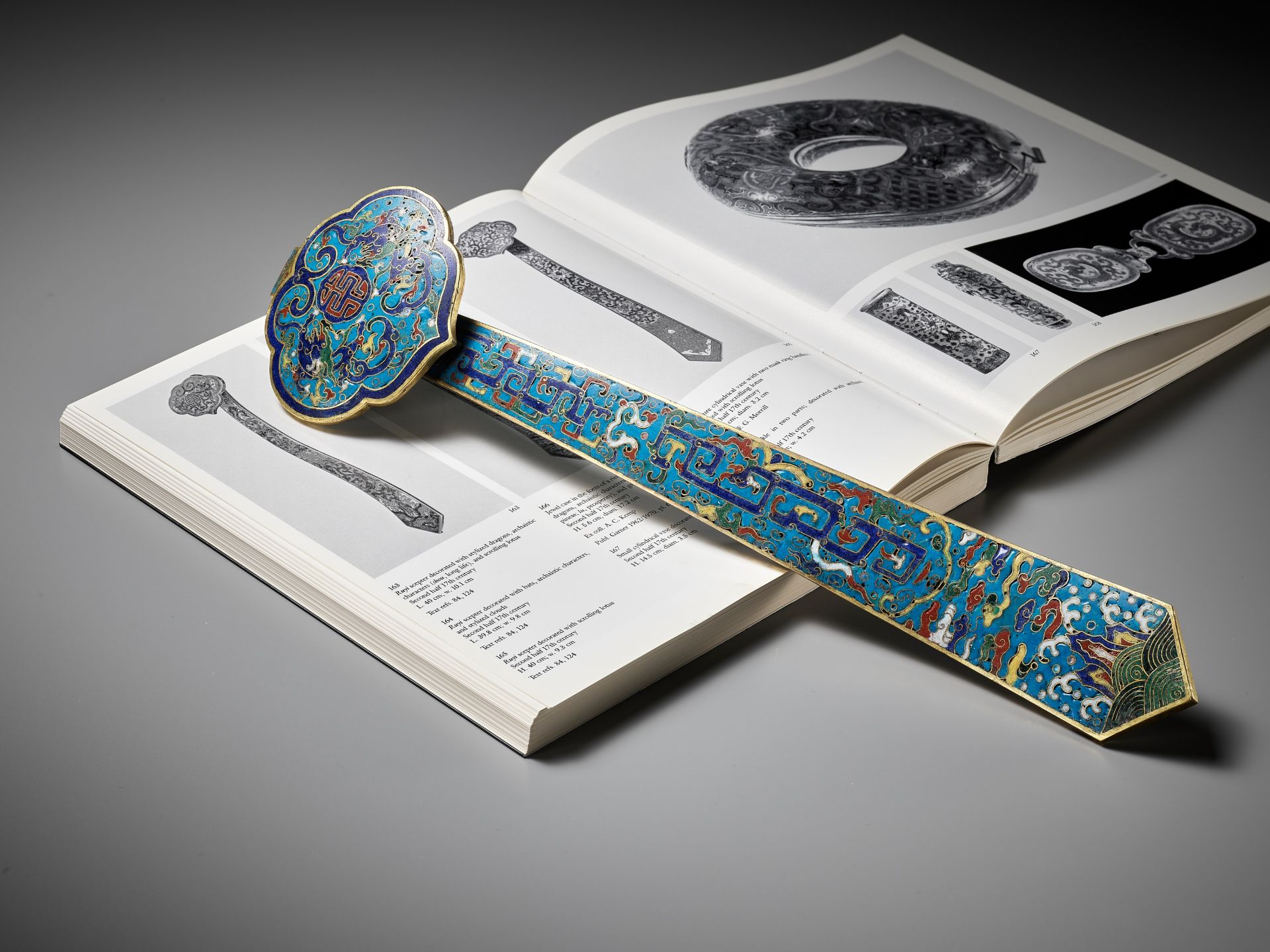 A CLOISONNE ENAMEL RUYI SCEPTER, EARLY QING DYNASTY - Image 3 of 15