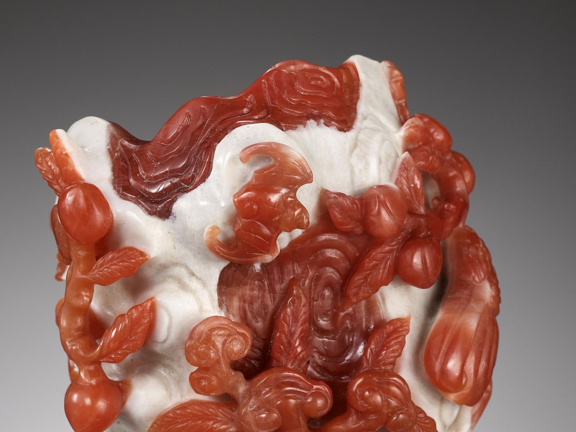 A CARNELIAN AGATE 'PHOENIX AND LINGZHI' VASE, QING DYNASTY - Image 6 of 11