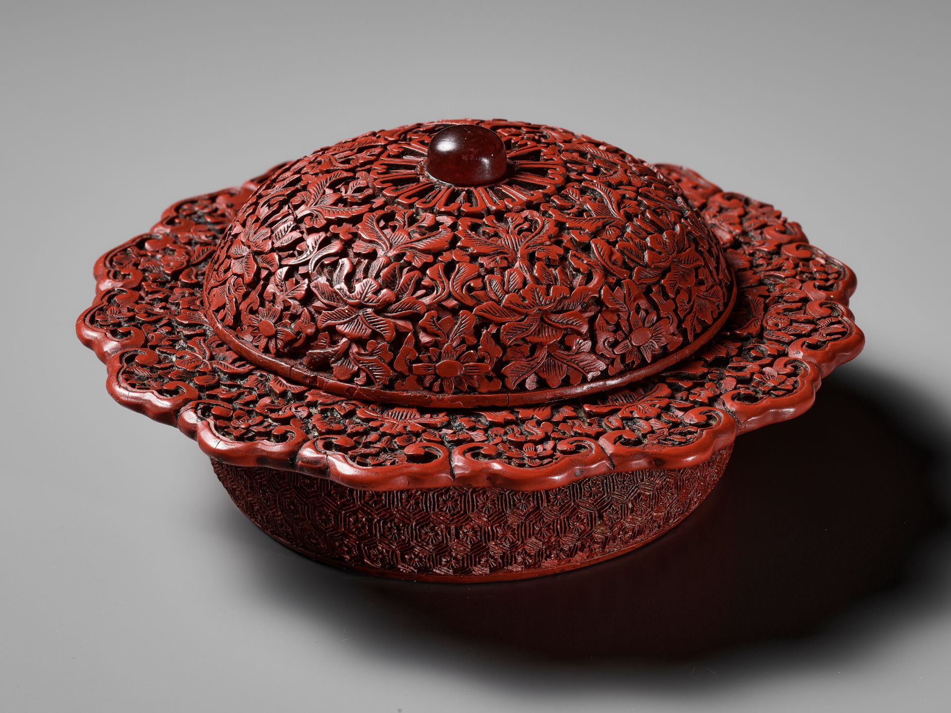 A CARVED CINNABAR LACQUER ZHADOU AND COVER, 18TH CENTURY - Image 3 of 11