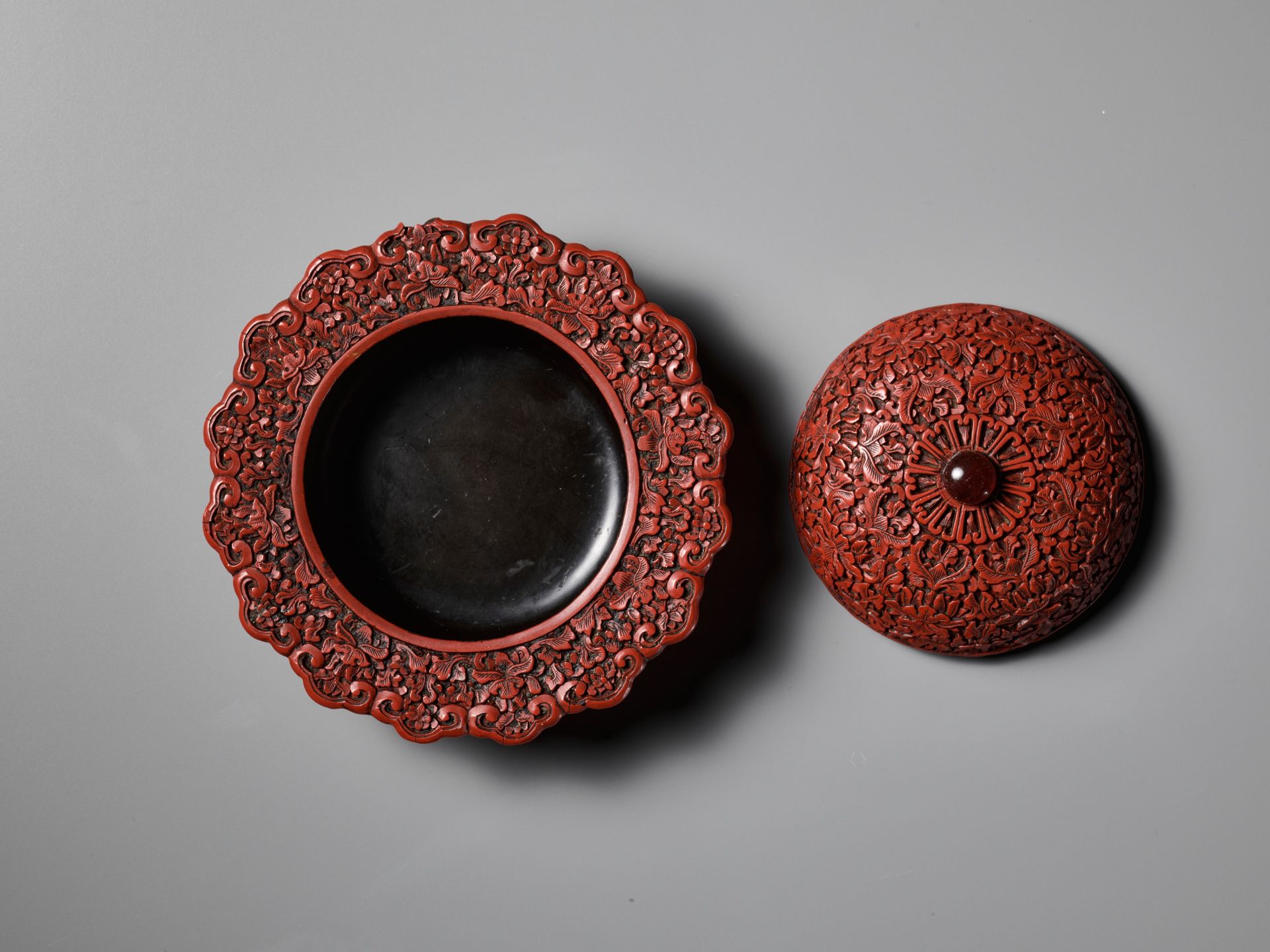 A CARVED CINNABAR LACQUER ZHADOU AND COVER, 18TH CENTURY - Image 9 of 11