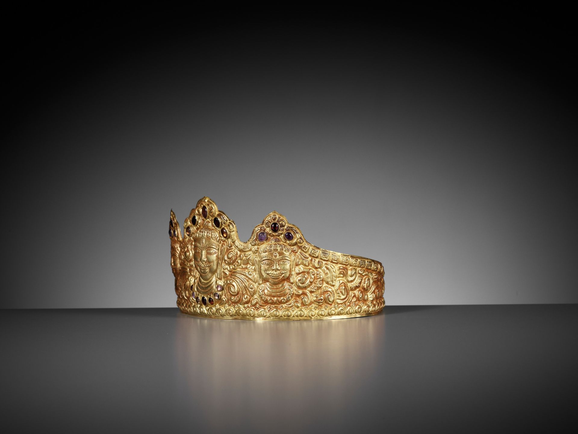 AN IMPORTANT CHAM GOLD REPOUSSE AND GEMSTONE-SET DIADEM, CHAM PERIOD - Image 7 of 11