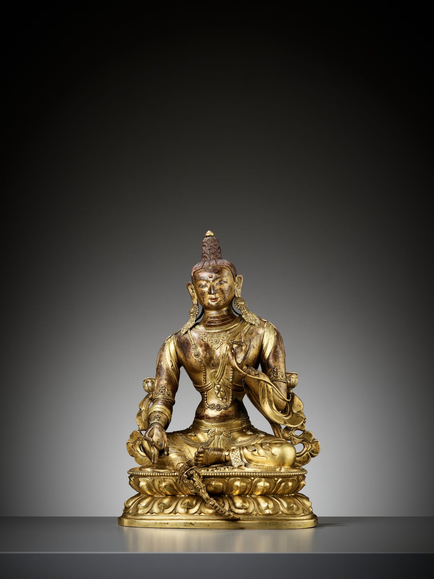 A CAST AND REPOUSSE GILT COPPER ALLOY FIGURE OF GREEN TARA, QIANLONG PERIOD - Image 10 of 18