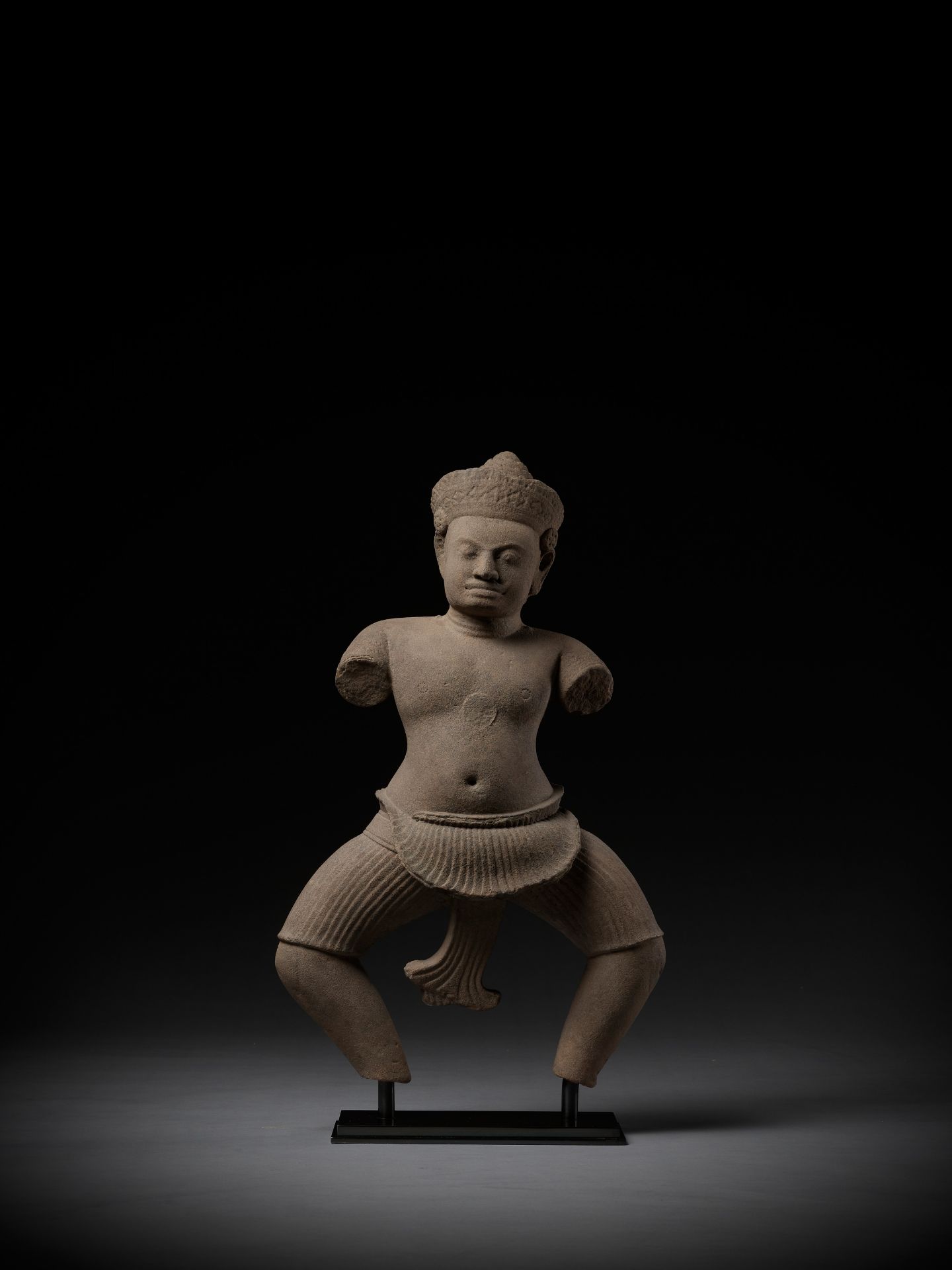 A SANDSTONE FIGURE OF A DVARAPALA, KOH KER STYLE, ANGKOR PERIOD - Image 6 of 12