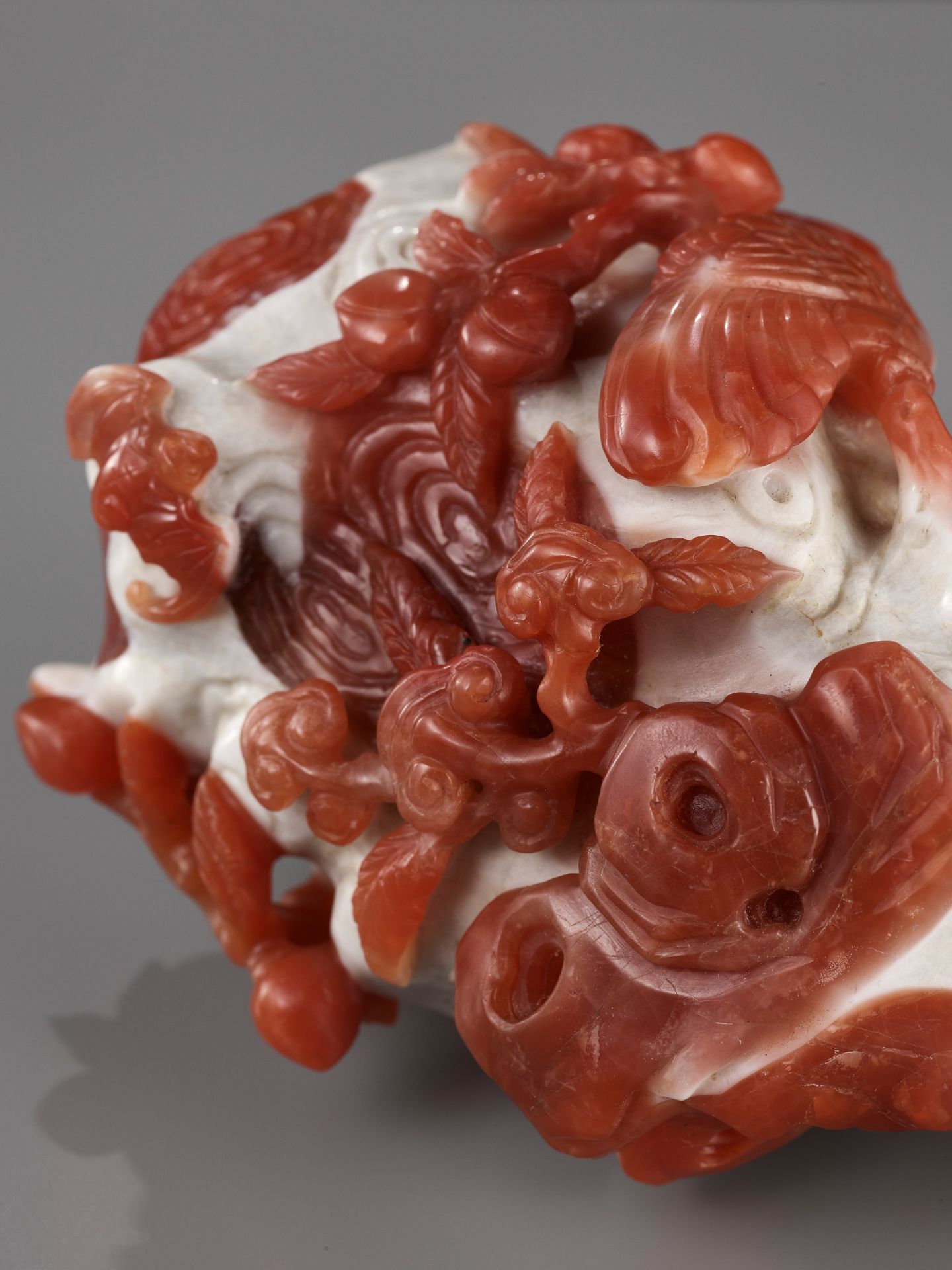 A CARNELIAN AGATE 'PHOENIX AND LINGZHI' VASE, QING DYNASTY - Image 7 of 11