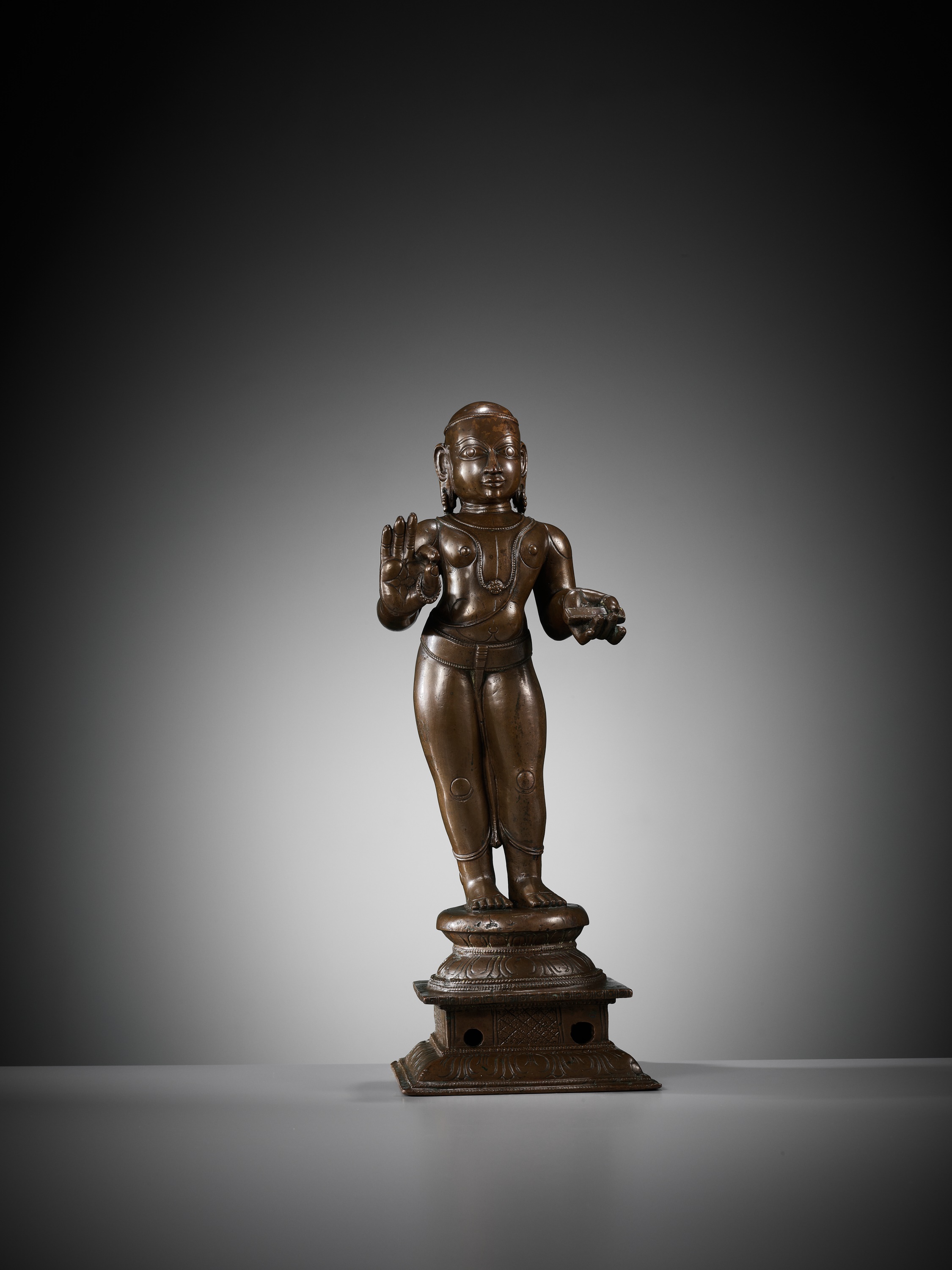 A LARGE COPPER ALLOY FIGURE OF MANIKKAVACAKAR, TAMIL NADU, 14TH-15TH CENTURY - Bild 7 aus 16