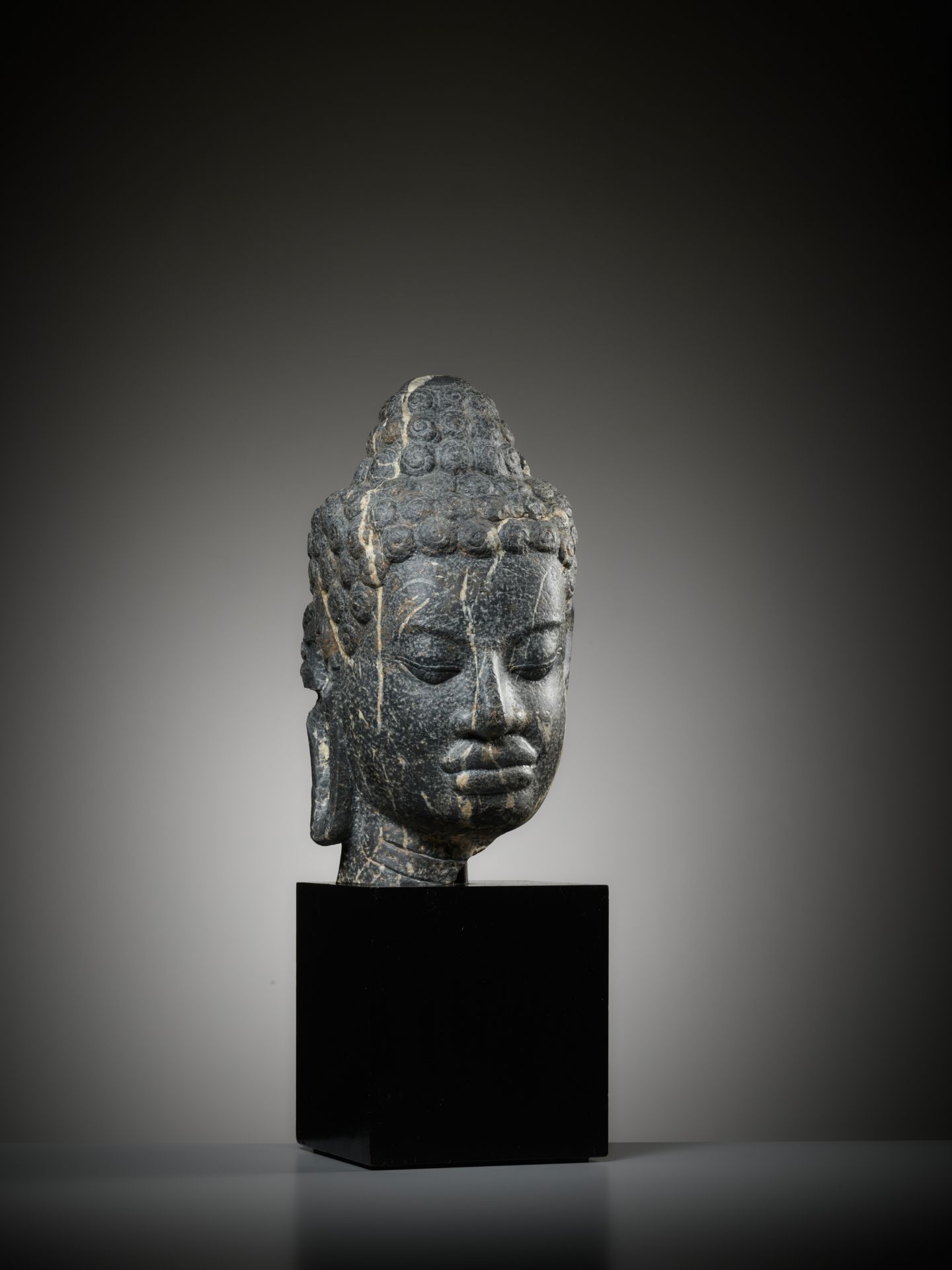 A MONUMENTAL STONE HEAD OF BUDDHA, MON-DVARAVATI PERIOD - Image 11 of 13