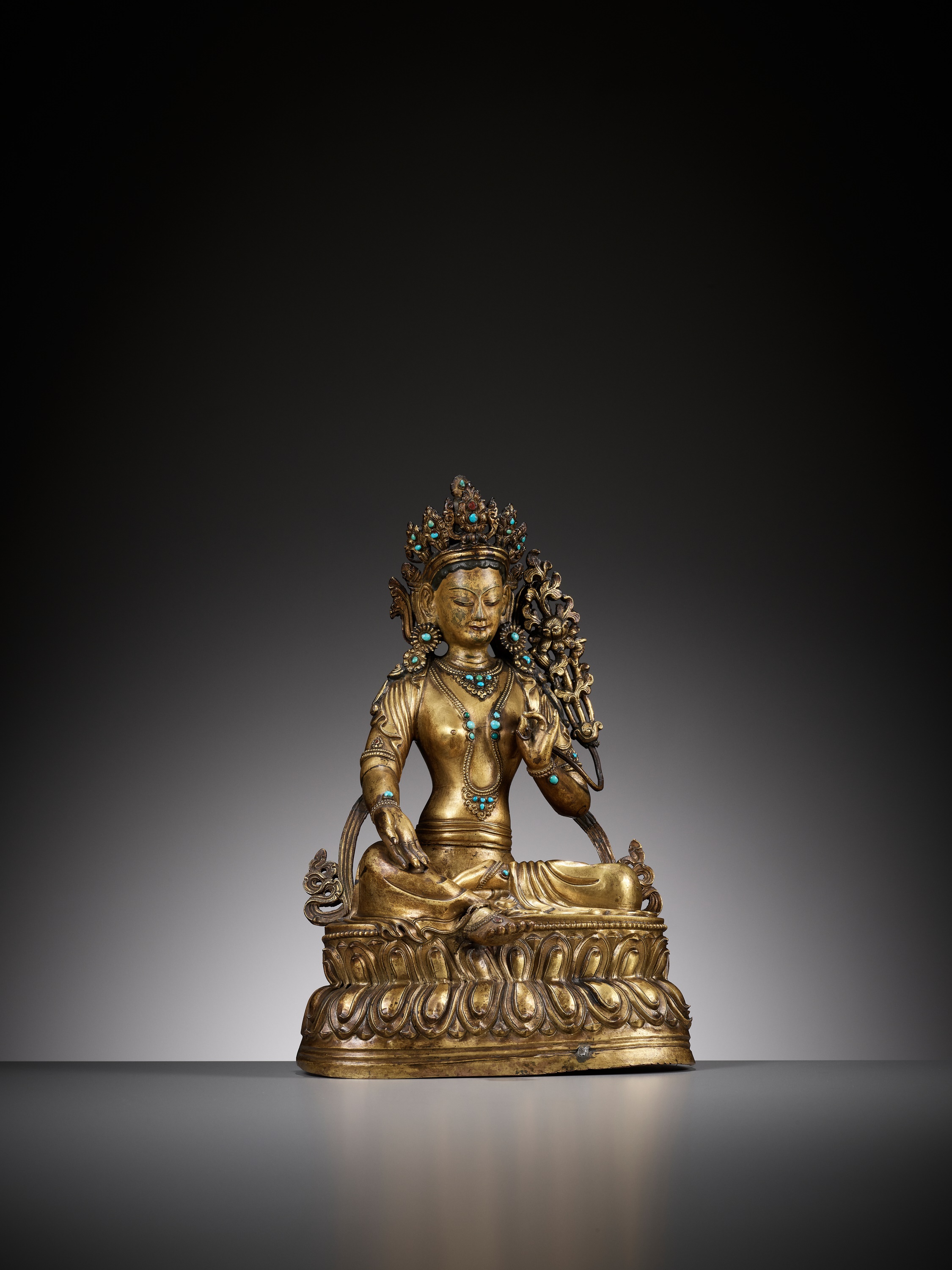 A GILT COPPER REPOUSSE FIGURE OF GREEN TARA, 17TH-18TH CENTURY - Bild 8 aus 14