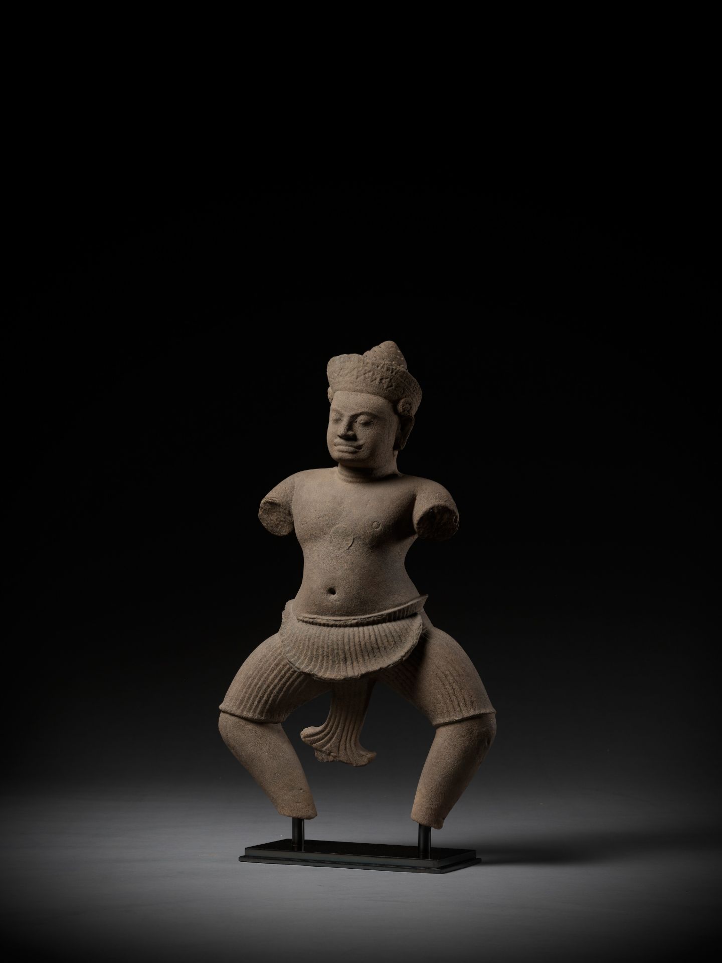 A SANDSTONE FIGURE OF A DVARAPALA, KOH KER STYLE, ANGKOR PERIOD - Image 7 of 12