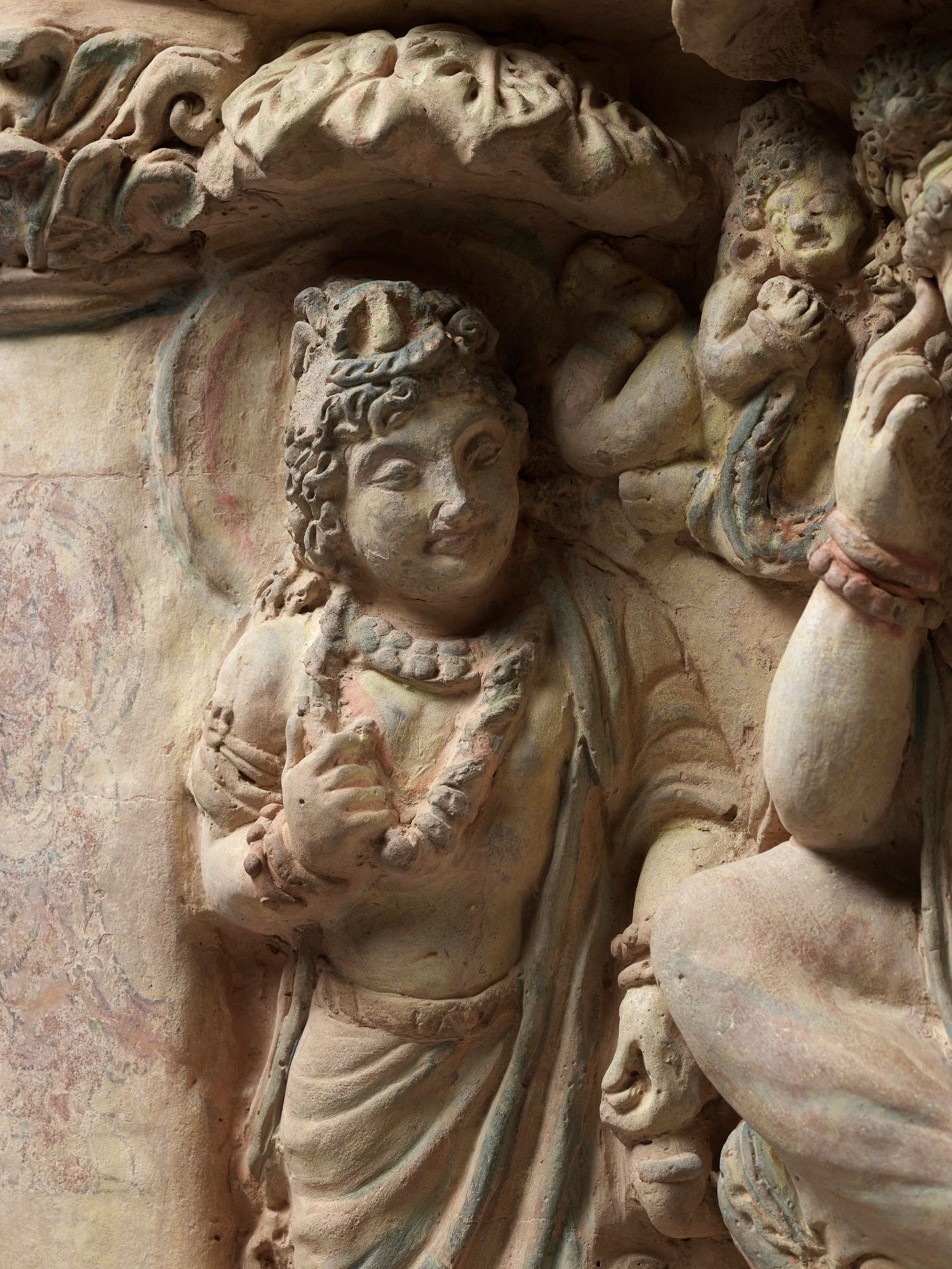 AN EXTRAORDINARILY RARE AND SPECTACULAR TERRACOTTA RELIEF OF A THINKING PRINCE SIDDHARTA UNDER THE B - Image 7 of 19