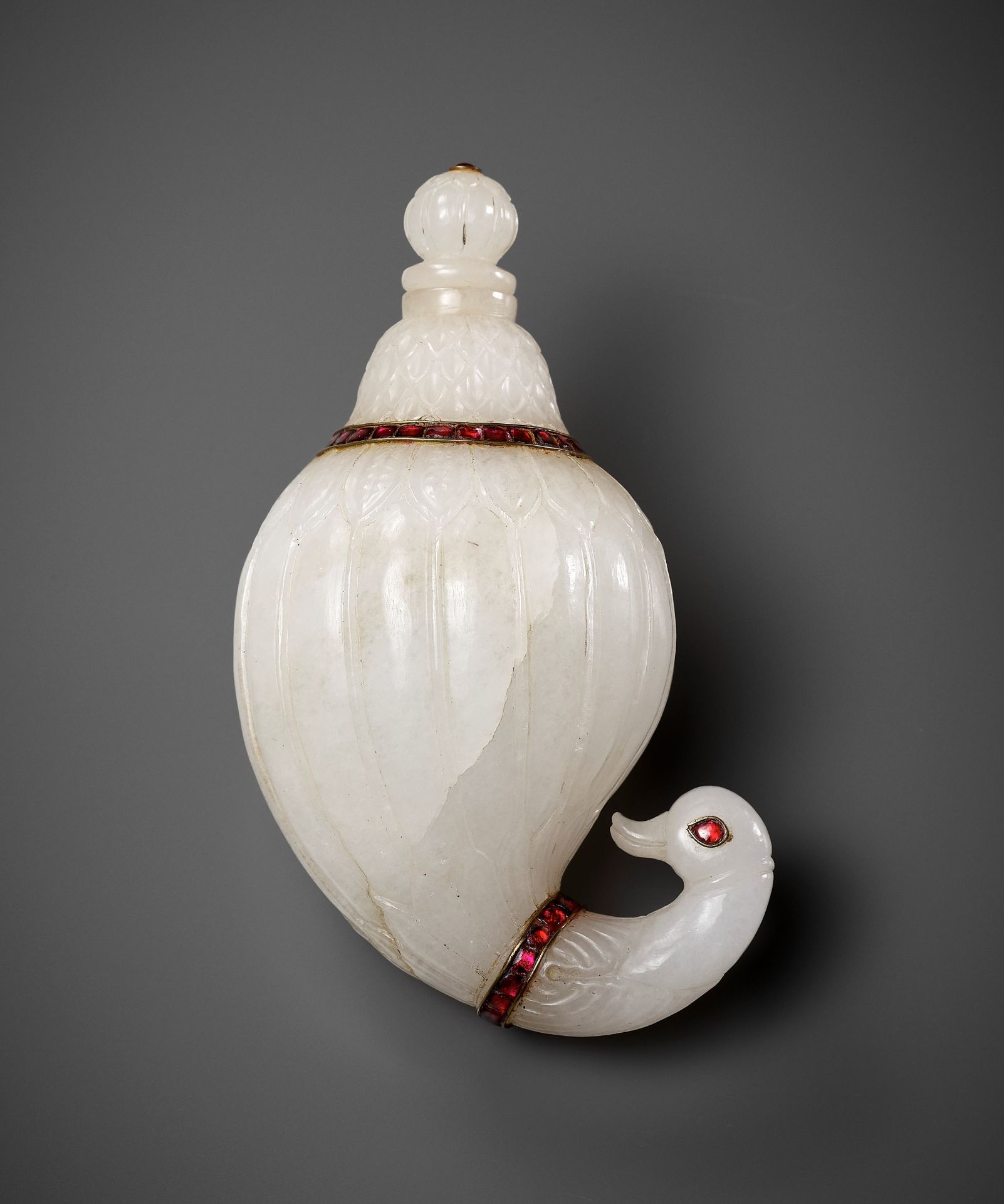 A RARE MUGHAL WHITE JADE CARVED 'GOOSE HEAD' FLASK - Image 2 of 7