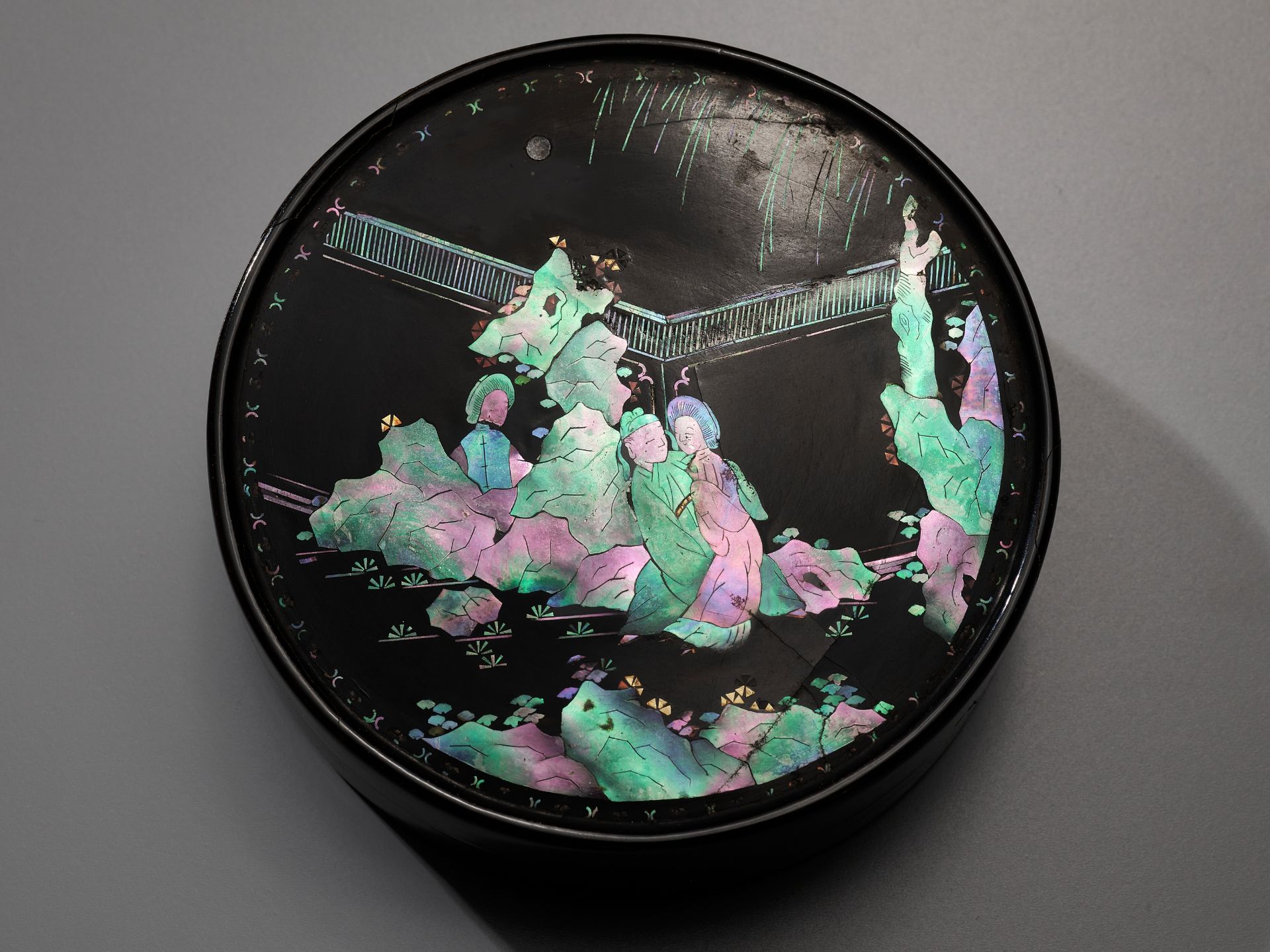 A MOTHER-OF-PEARL INLAID BLACK LACQUER 'ROMANCE OF THE WESTERN CHAMBER' BOX AND COVER, BY JIANG QIAN - Image 2 of 13