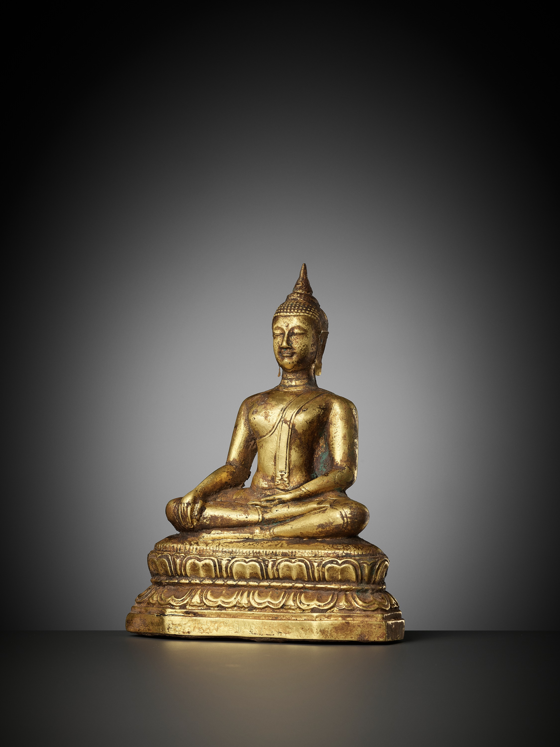 A GOLD REPOUSSE FIGURE OF BUDDHA SHAKYAMUNI, AYUTTHAYA KINGDOM, 1351-1767 - Image 7 of 12