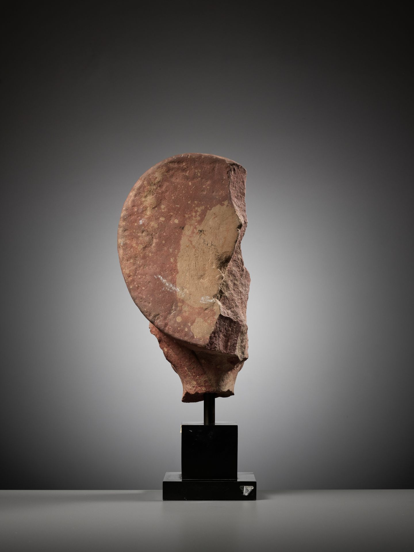 A PINK SANDSTONE BUST OF A GODDESS, GUPTA PERIOD - Image 7 of 9