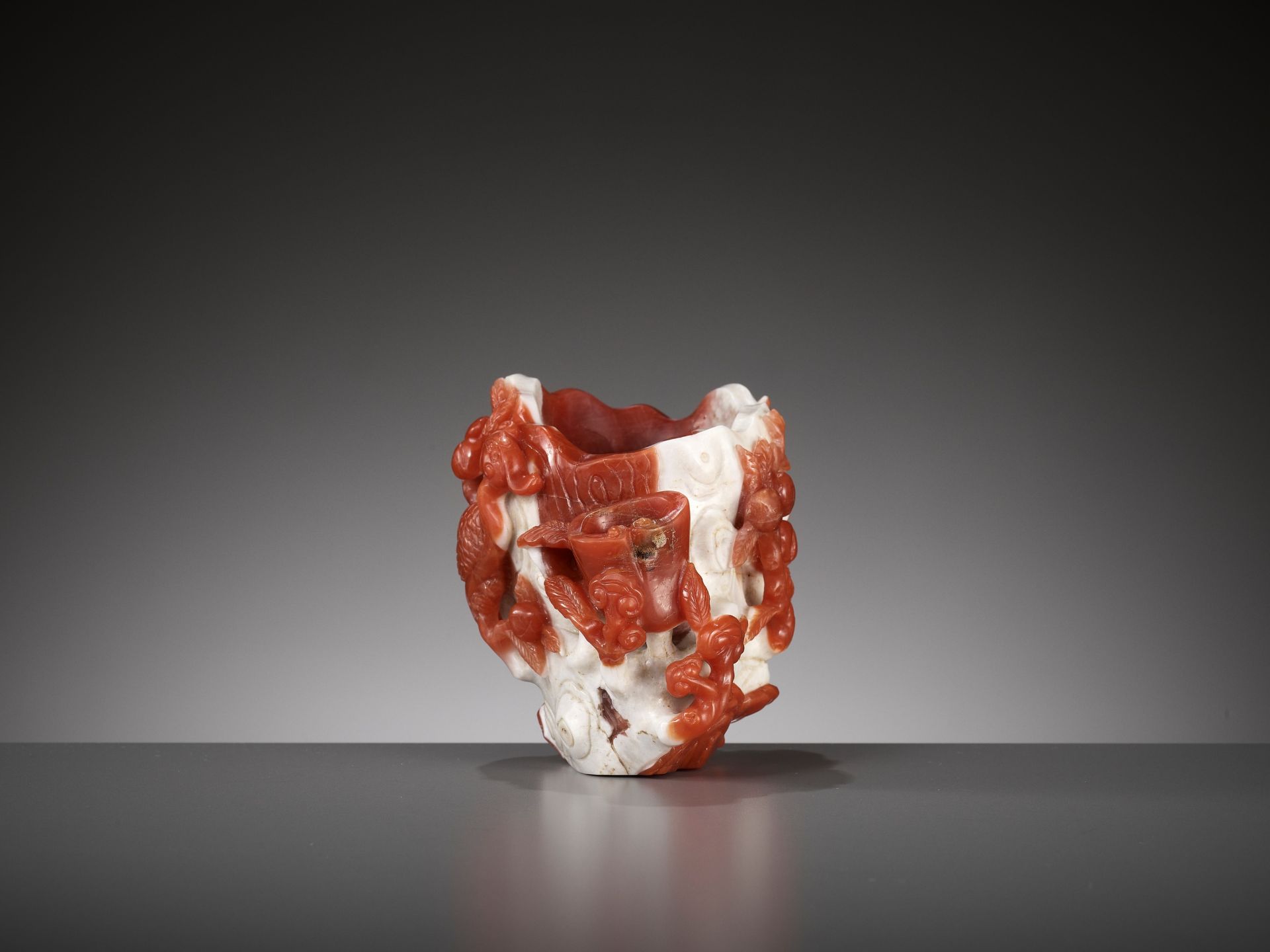 A CARNELIAN AGATE 'PHOENIX AND LINGZHI' VASE, QING DYNASTY - Image 8 of 11