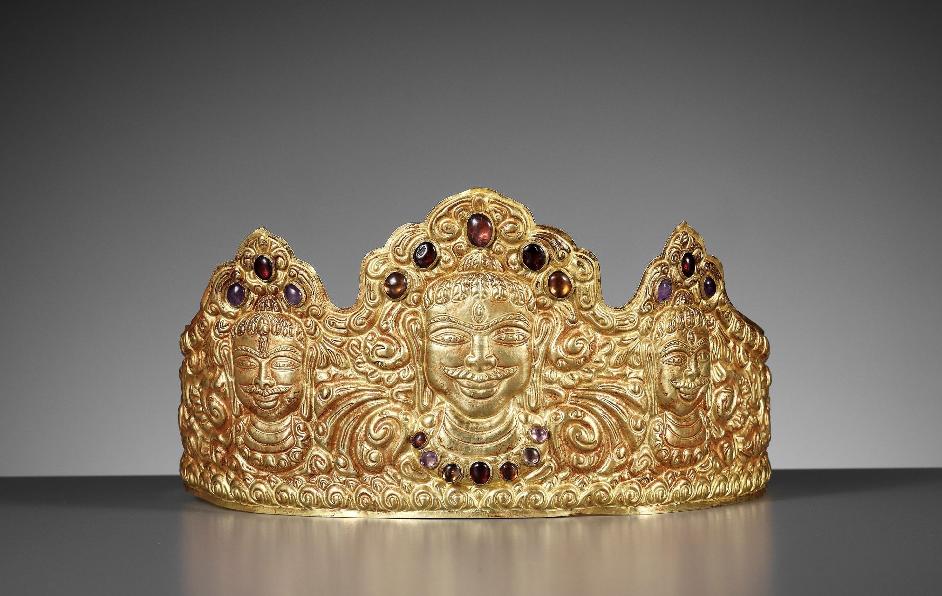AN IMPORTANT CHAM GOLD REPOUSSE AND GEMSTONE-SET DIADEM, CHAM PERIOD