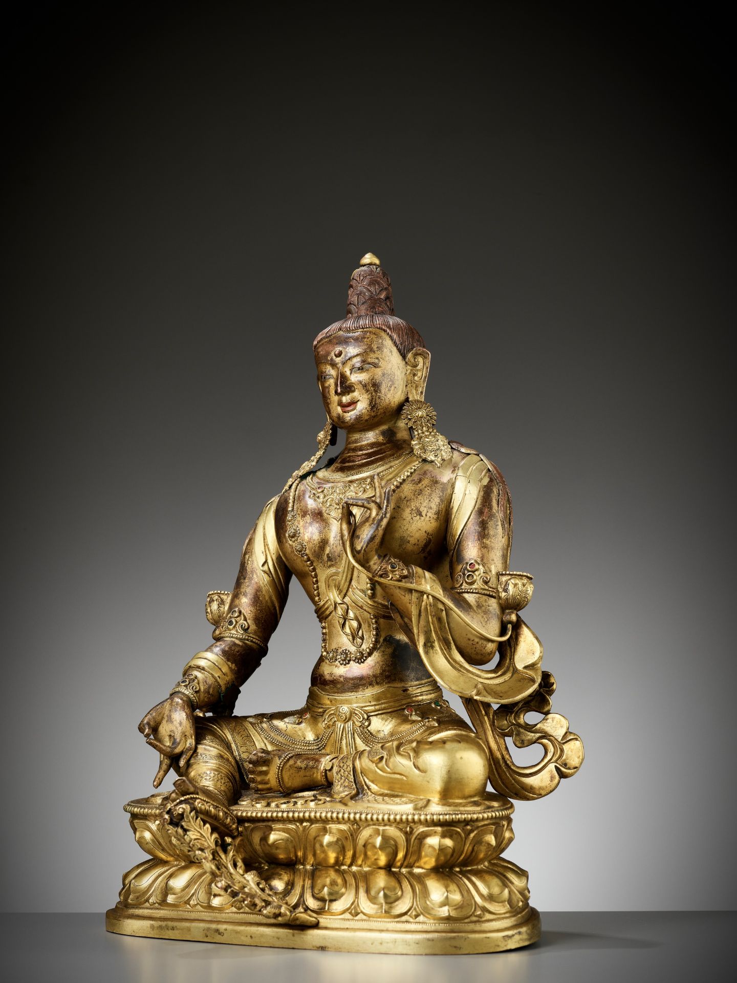 A CAST AND REPOUSSE GILT COPPER ALLOY FIGURE OF GREEN TARA, QIANLONG PERIOD - Image 3 of 18