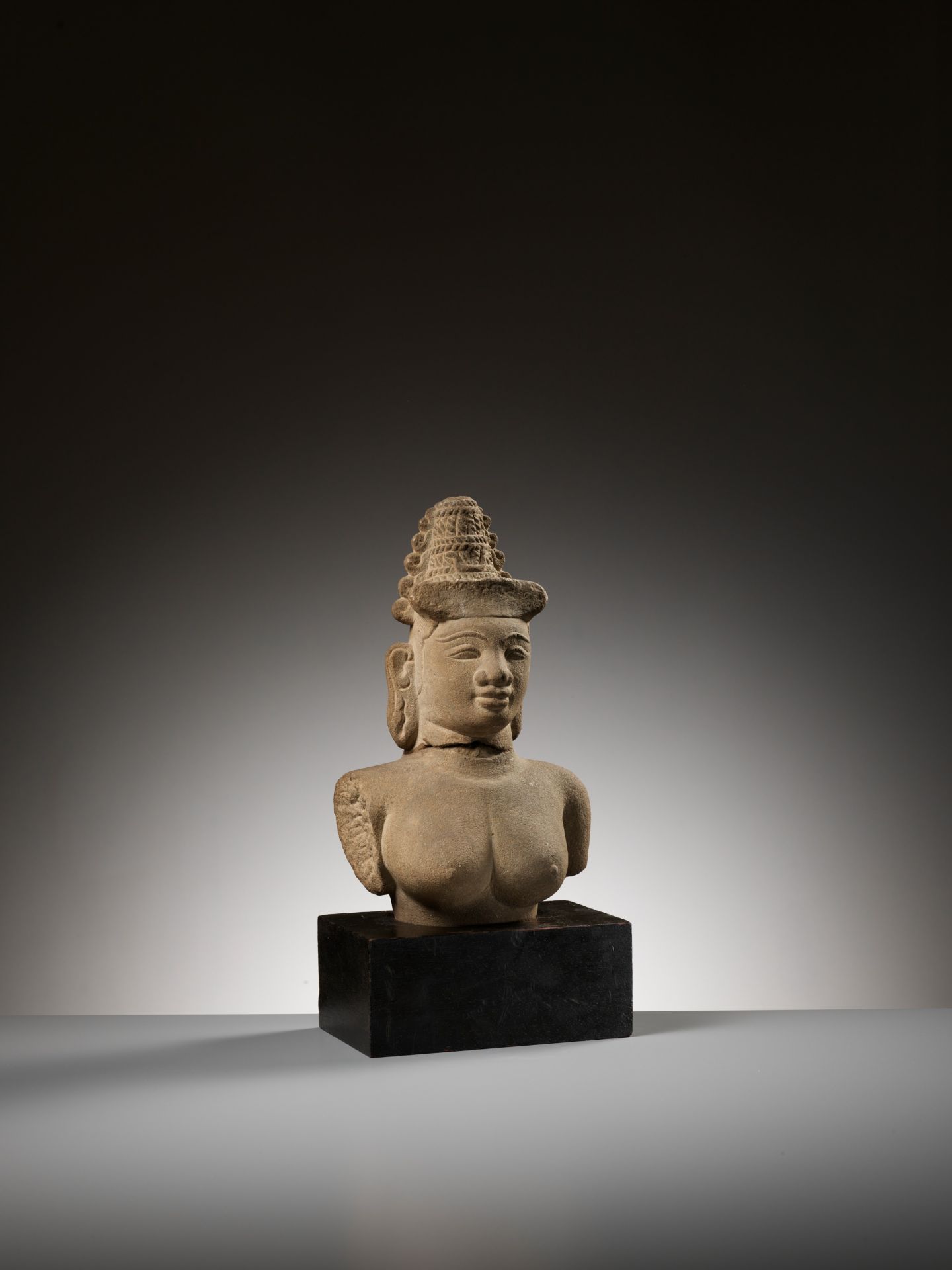 A SANDSTONE BUST OF A FEMALE DEITY, CHAM PERIOD - Image 6 of 9