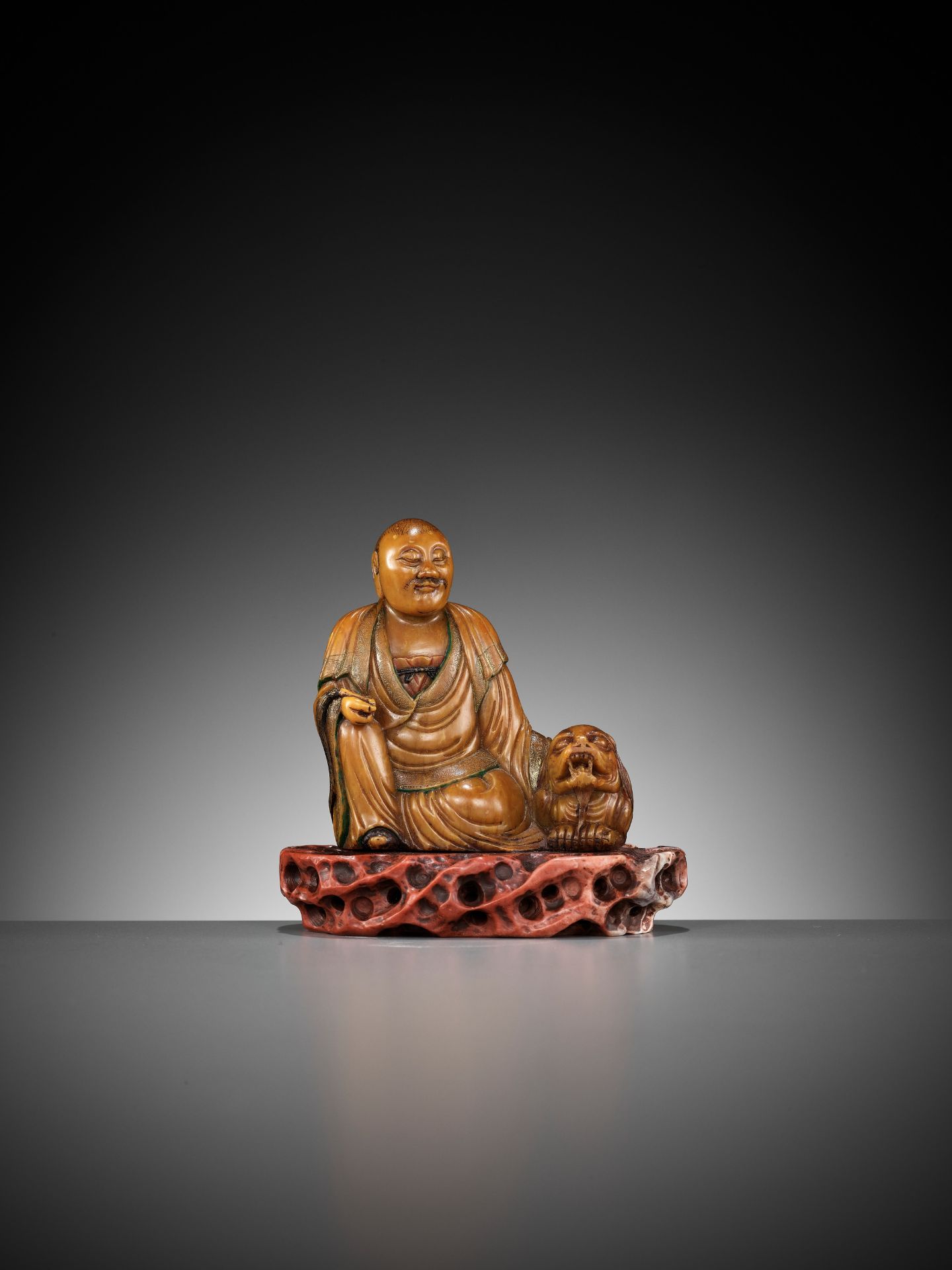A SOAPSTONE FIGURE OF A LUOHAN WITH A BUDDHIST LION, 18TH CENTURY - Image 9 of 14