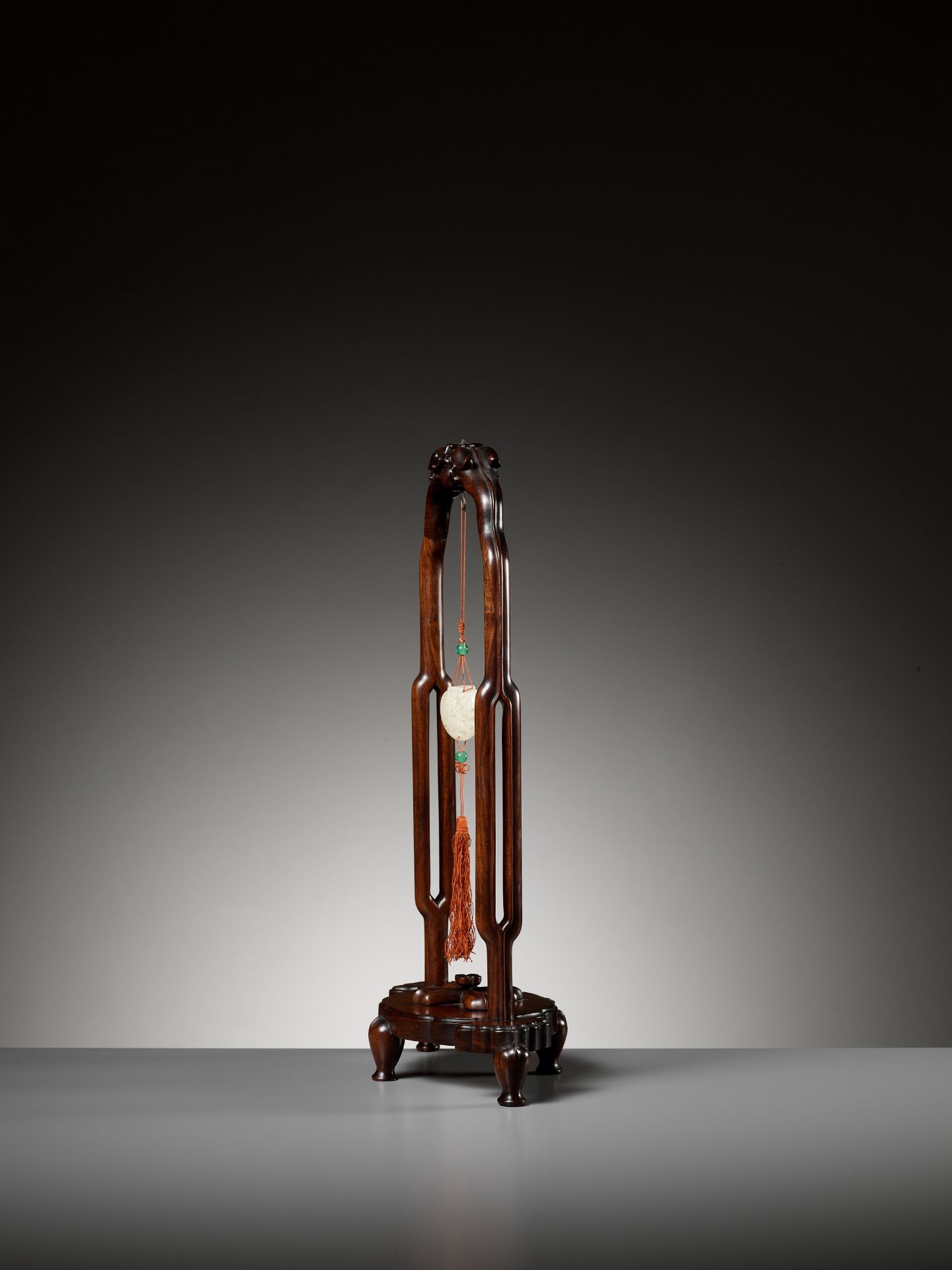 A WHITE JADE POMANDER AND MATCHING WOOD STAND, QIANLONG - Image 8 of 8