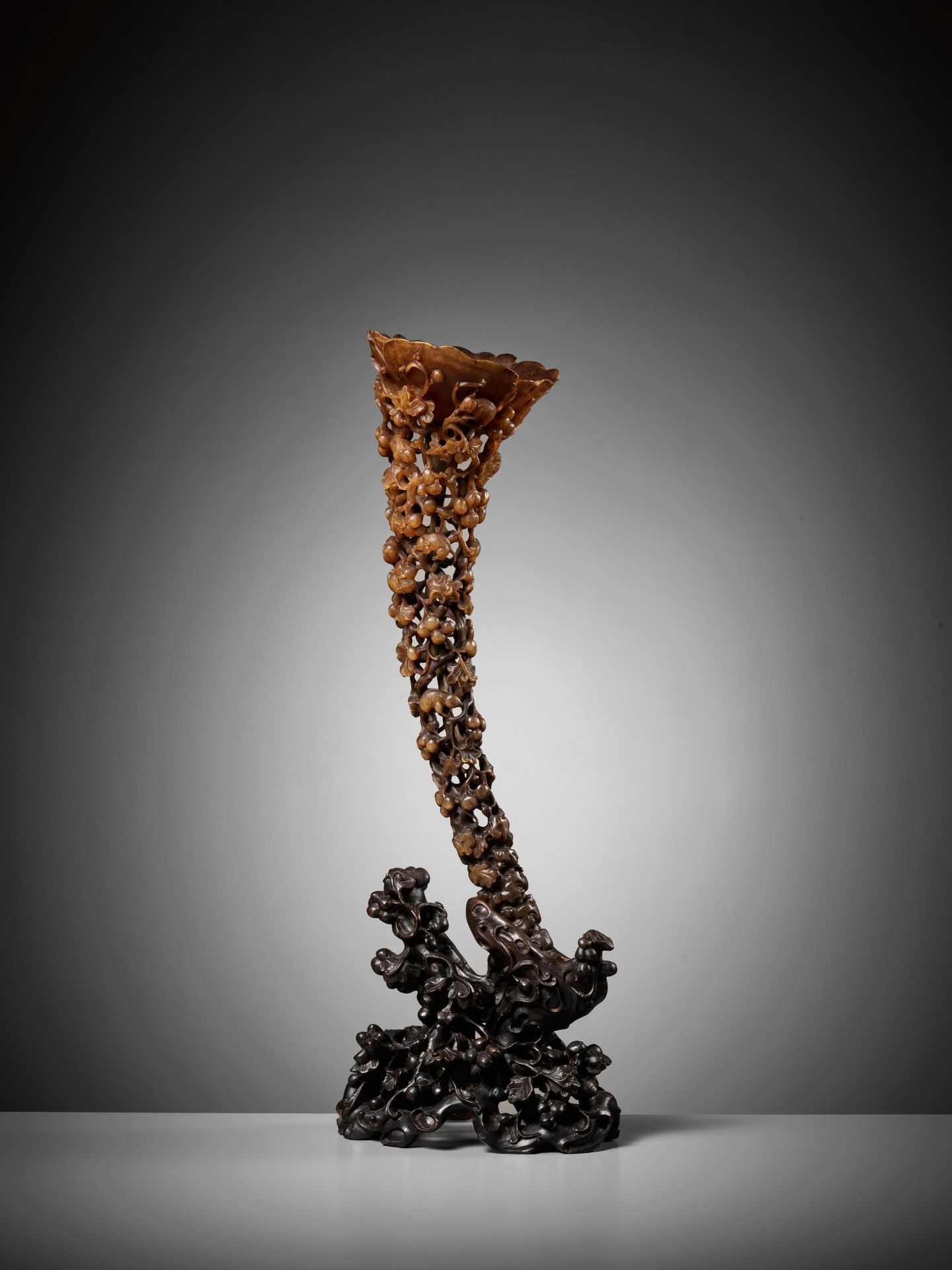 A LARGE FULL-TIP RHINOCEROS HORN CUP, 19TH CENTURY - Image 10 of 17