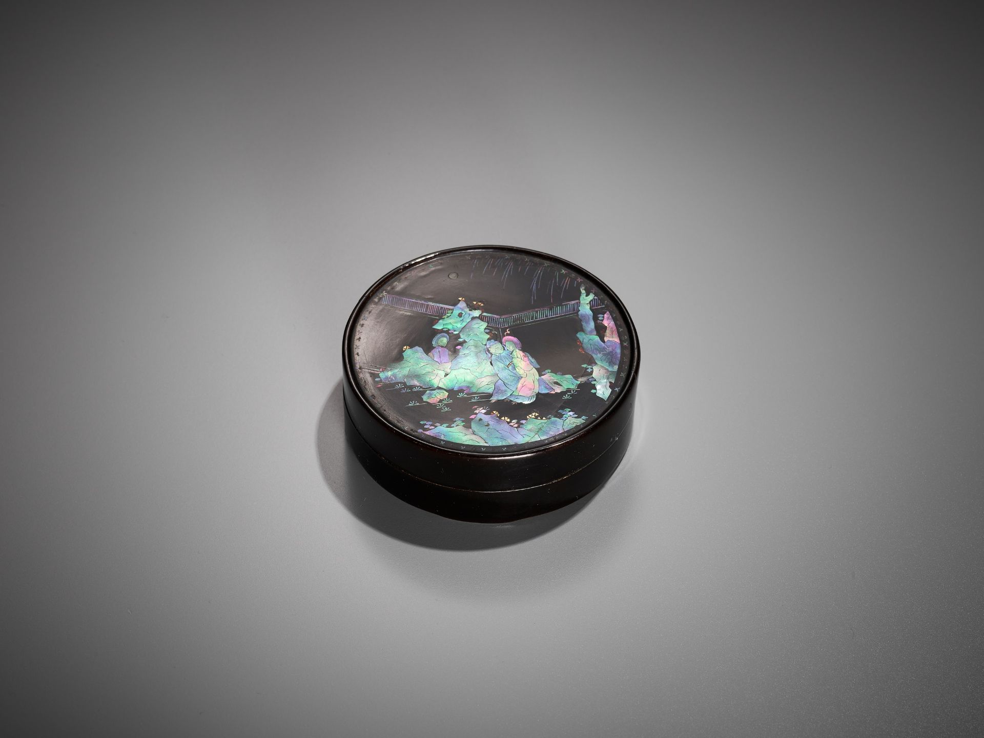 A MOTHER-OF-PEARL INLAID BLACK LACQUER 'ROMANCE OF THE WESTERN CHAMBER' BOX AND COVER, BY JIANG QIAN - Image 7 of 13