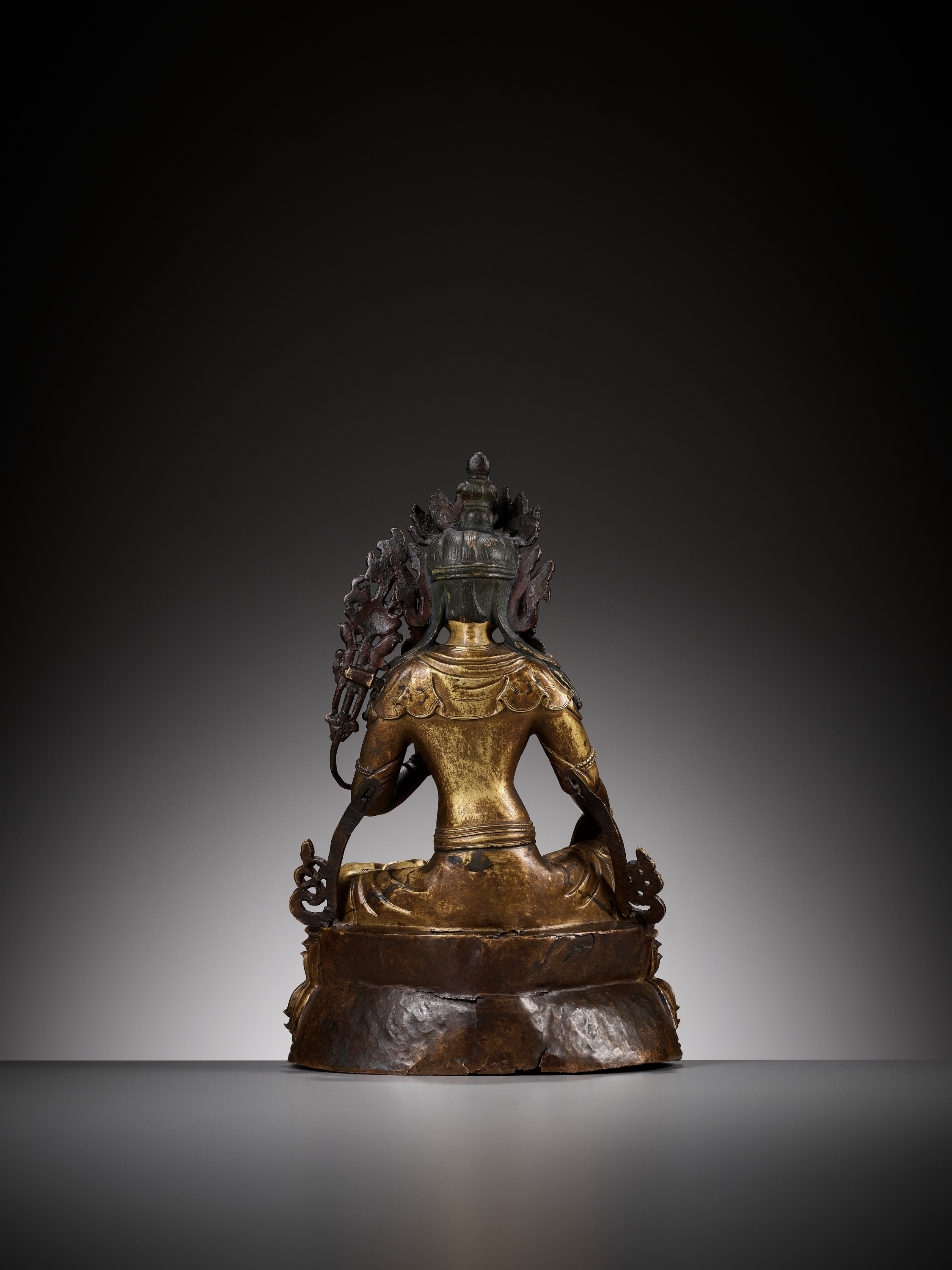 A GILT COPPER REPOUSSE FIGURE OF GREEN TARA, 17TH-18TH CENTURY - Bild 12 aus 14