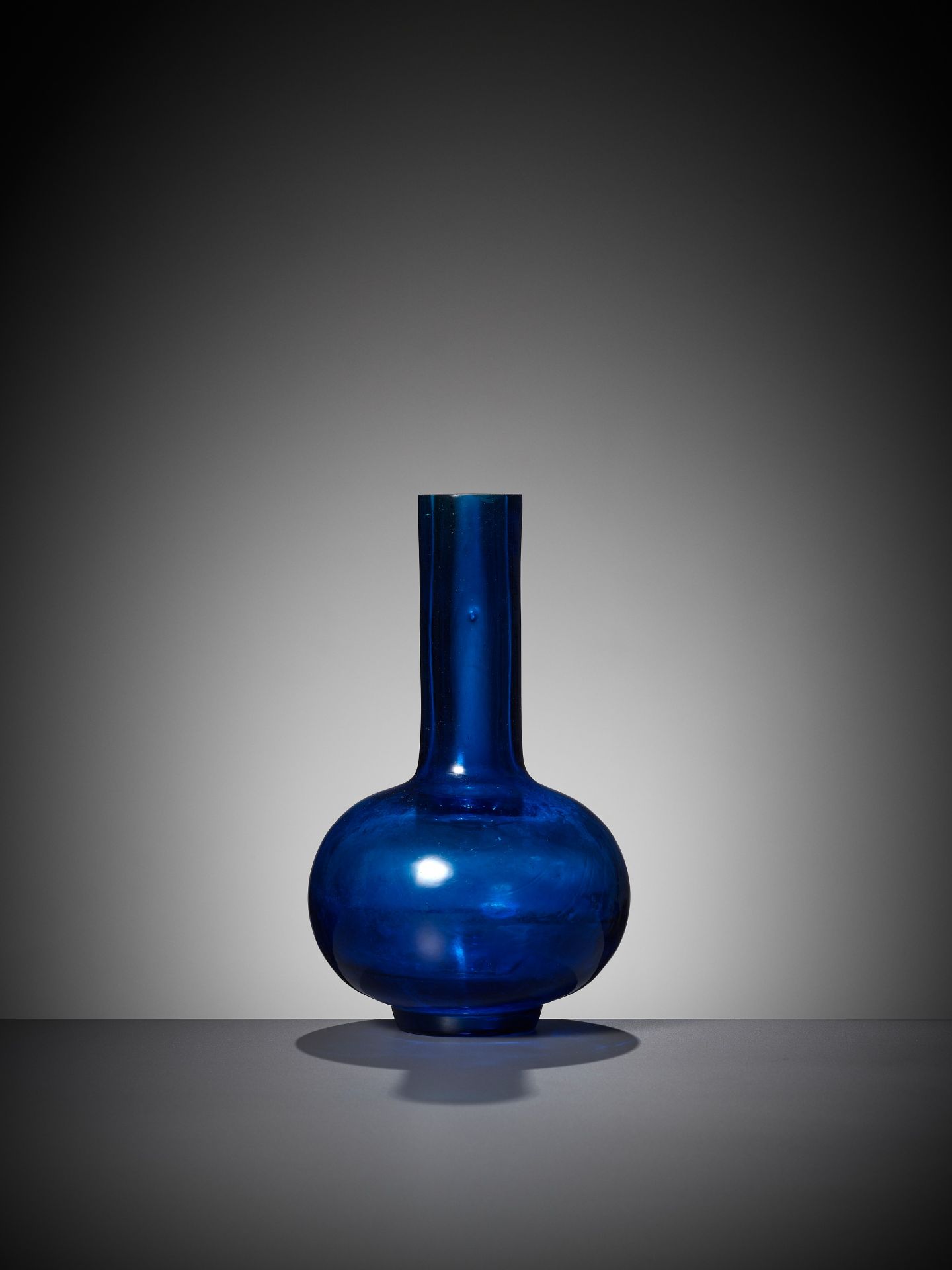 A RARE AQUAMARINE BLUE GLASS BOTTLE VASE, QIANLONG MARK AND PERIOD - Image 8 of 11