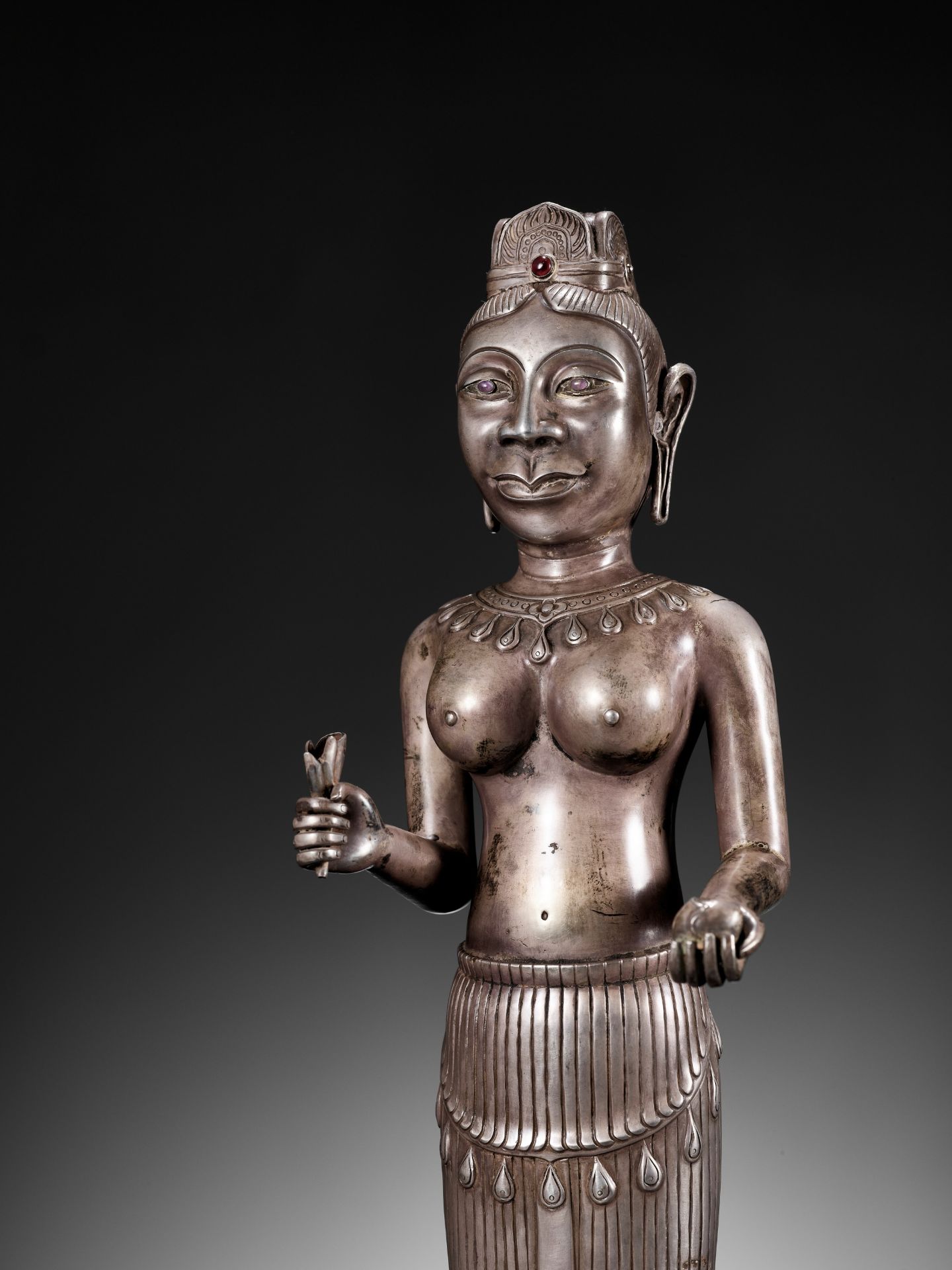 A LARGE SILVER REPOUSSE FIGURE OF UMA, CHAM PERIOD - Image 5 of 15