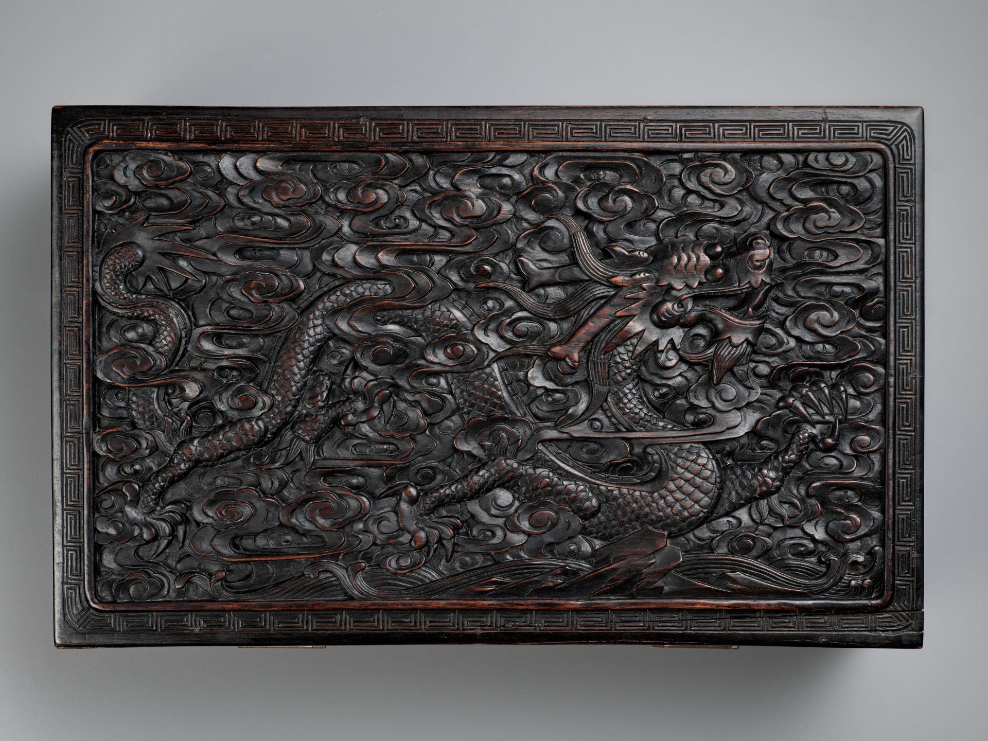 AN IMPERIAL 'DRAGON' HARDWOOD CHEST, COMMEMORATING THE RENOVATION OF THE JADE PEAK PAGODA BY EMPEROR - Image 3 of 11