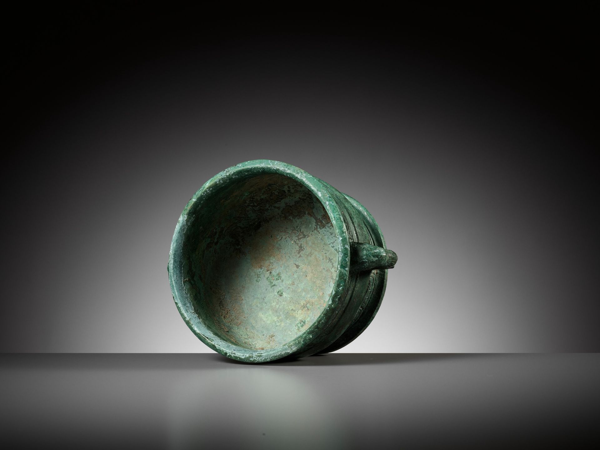 AN ARCHAIC BRONZE RITUAL FOOD VESSEL, GUI, WESTERN ZHOU DYNASTY - Image 17 of 24