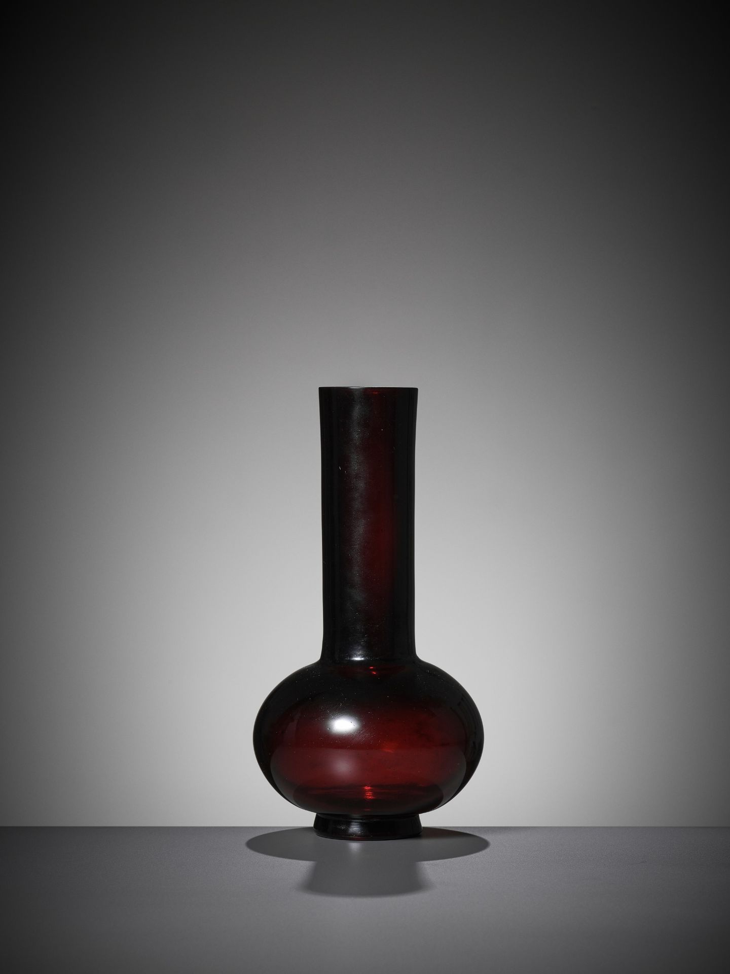 A RUBY-RED GLASS BOTTLE VASE, QIANLONG MARK AND PERIOD - Bild 3 aus 11