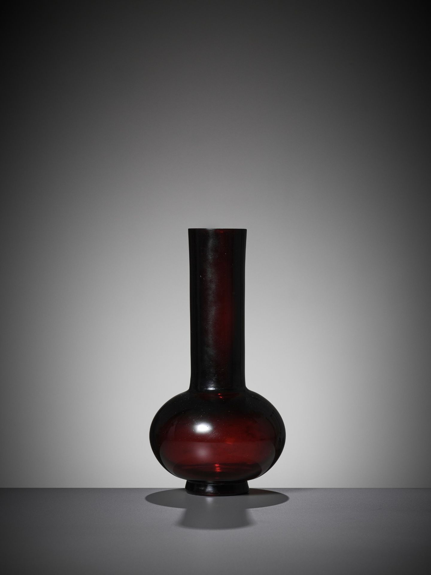 A RUBY-RED GLASS BOTTLE VASE, QIANLONG MARK AND PERIOD - Image 3 of 11