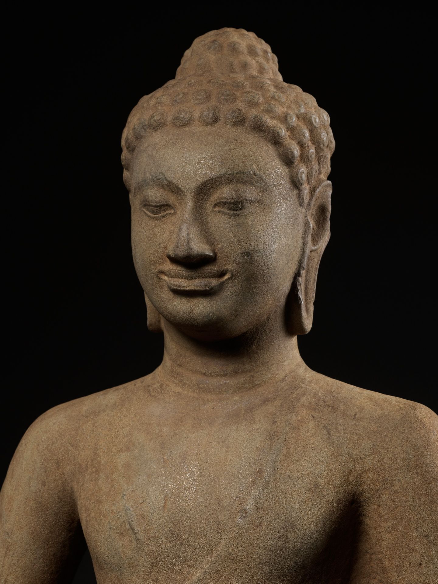 A MONUMENTAL AND HIGHLY IMPORTANT SANDSTONE FIGURE OF BUDDHA, PRE-ANGKOR PERIOD - Image 7 of 21