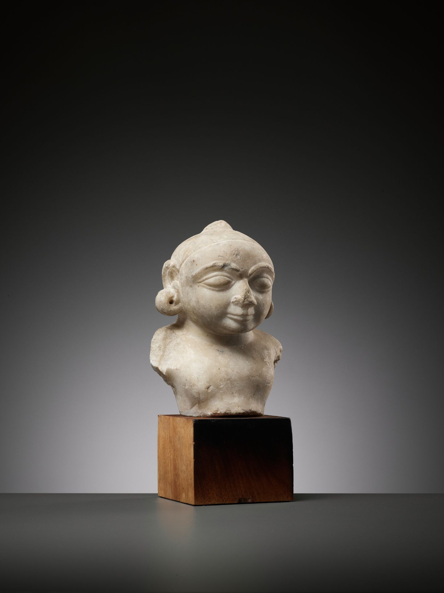 A JAIN WHITE MARBLE BUST OF THE CHILD KRISHNA, 14TH-15TH CENTURY - Image 11 of 13